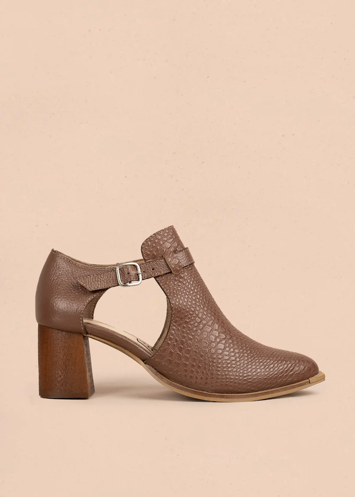 Botines en cuero color chocolate con textura croco y correa 106175