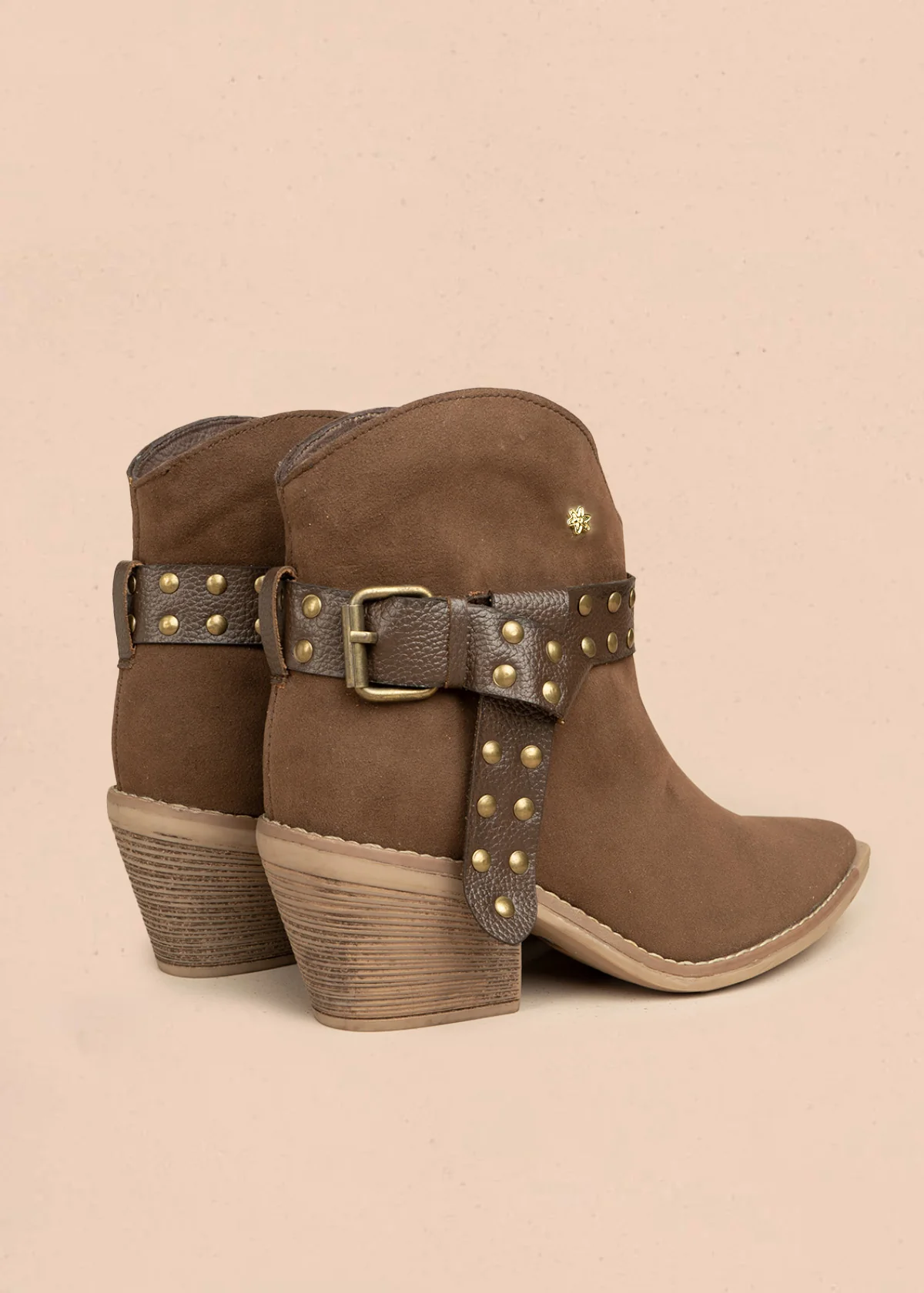 Botines de cuero color chocolate con correa y taches 106431 - Image 3