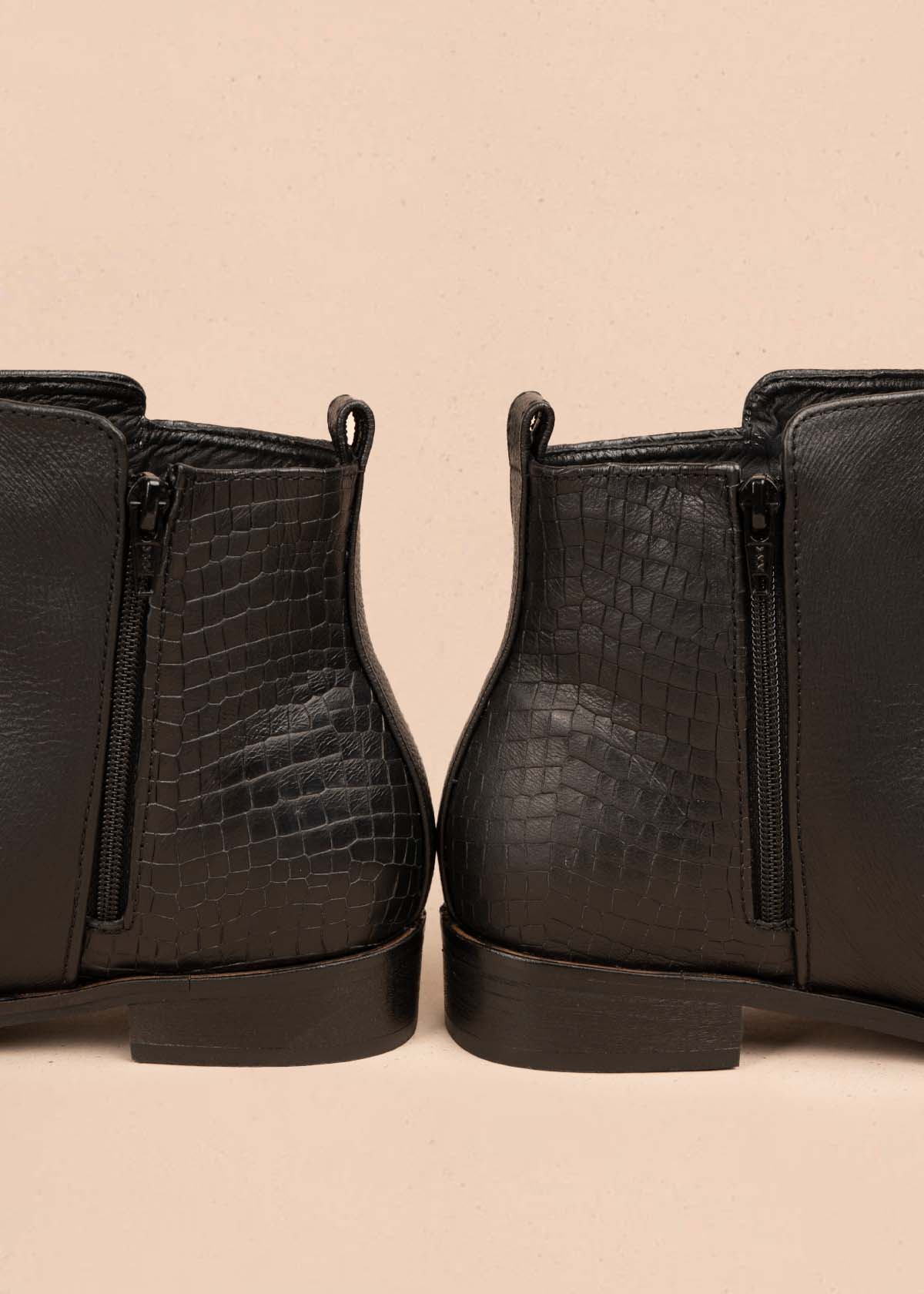 Botines en cuero color negro con textura croco en talón 104479 - Image 3