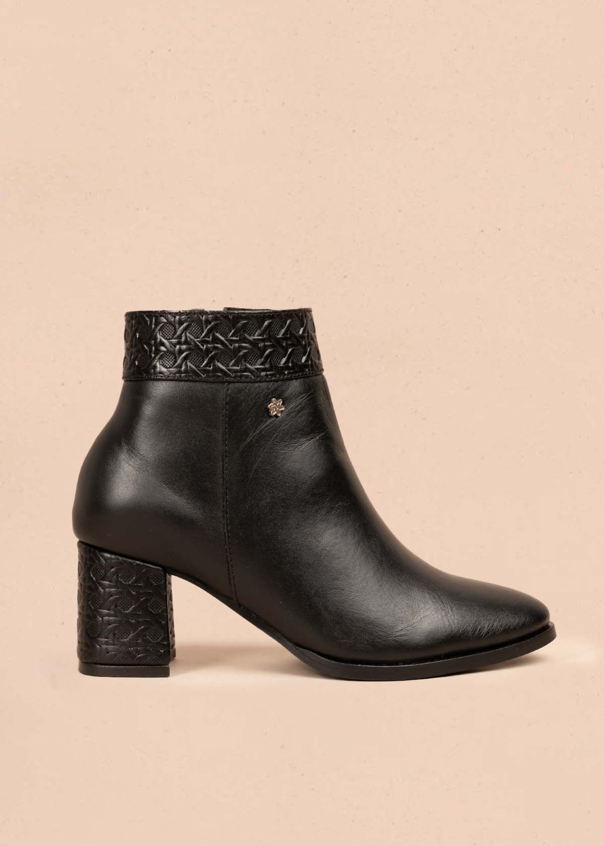 Botines en cuero color negro con textura 105715
