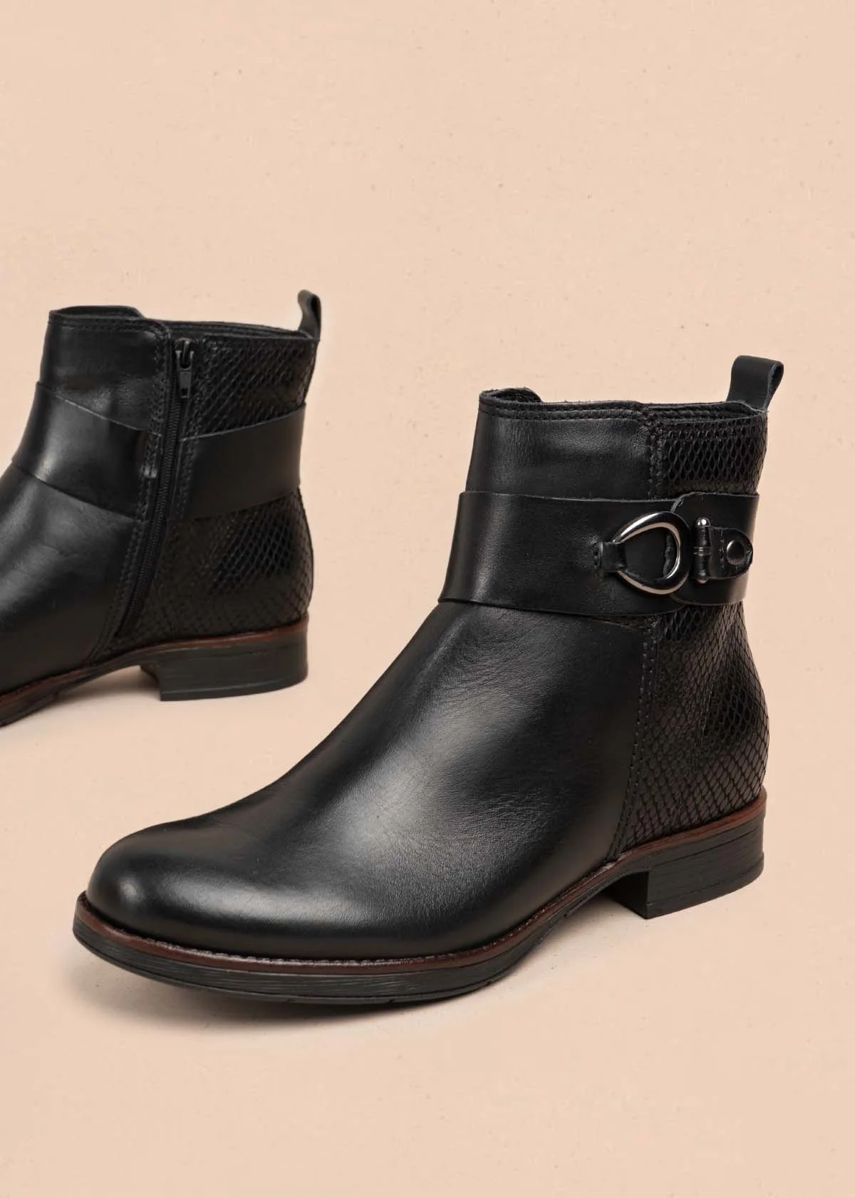 Botines en cuero color negro con correa y cierre lateral 105723 - Image 4