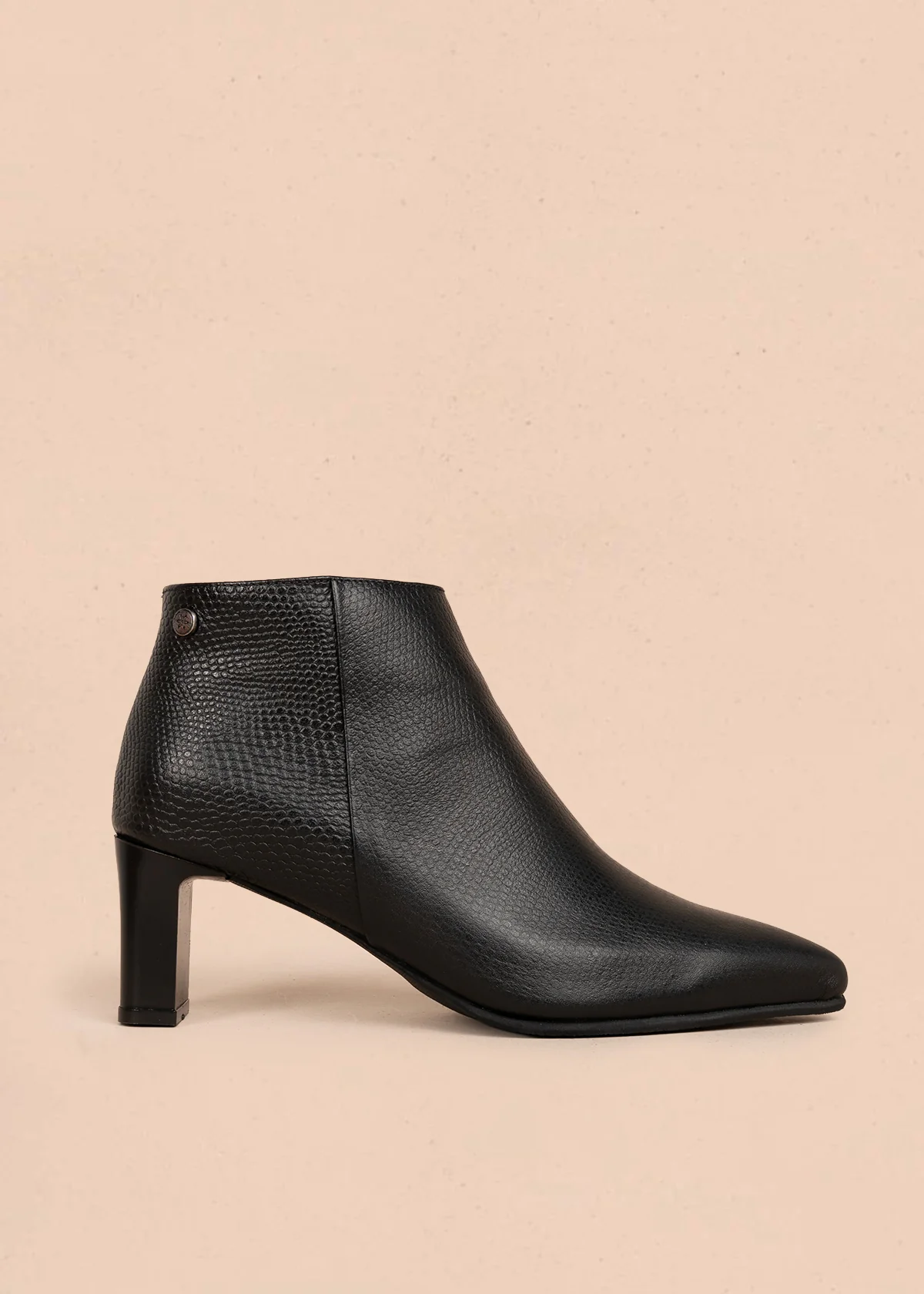 Botines en cuero color negro con textura croco 105962