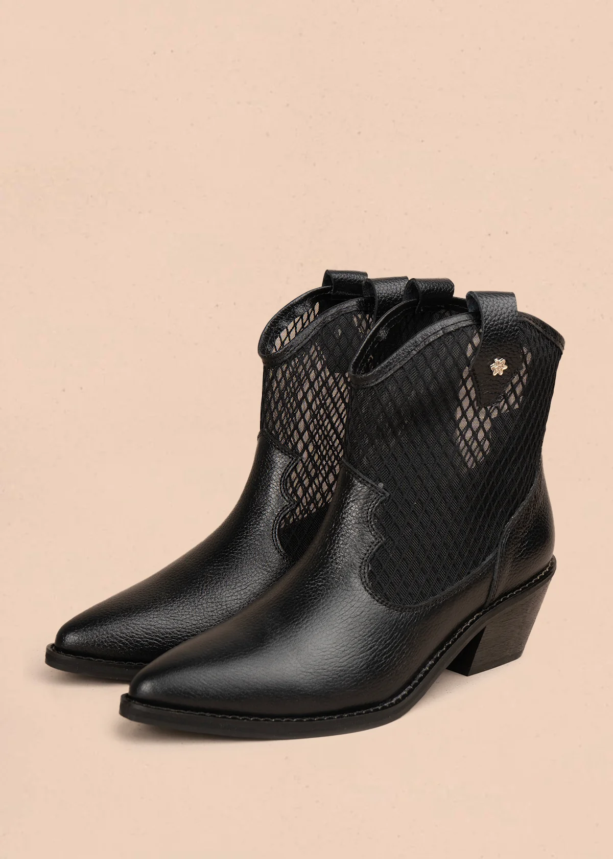 Botines texanos en cuero color negro con diseño en malla 106167 - Image 3