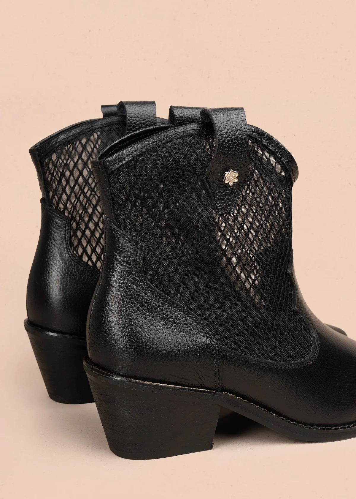 Botines texanos en cuero color negro con diseño en malla 106167 - Image 5