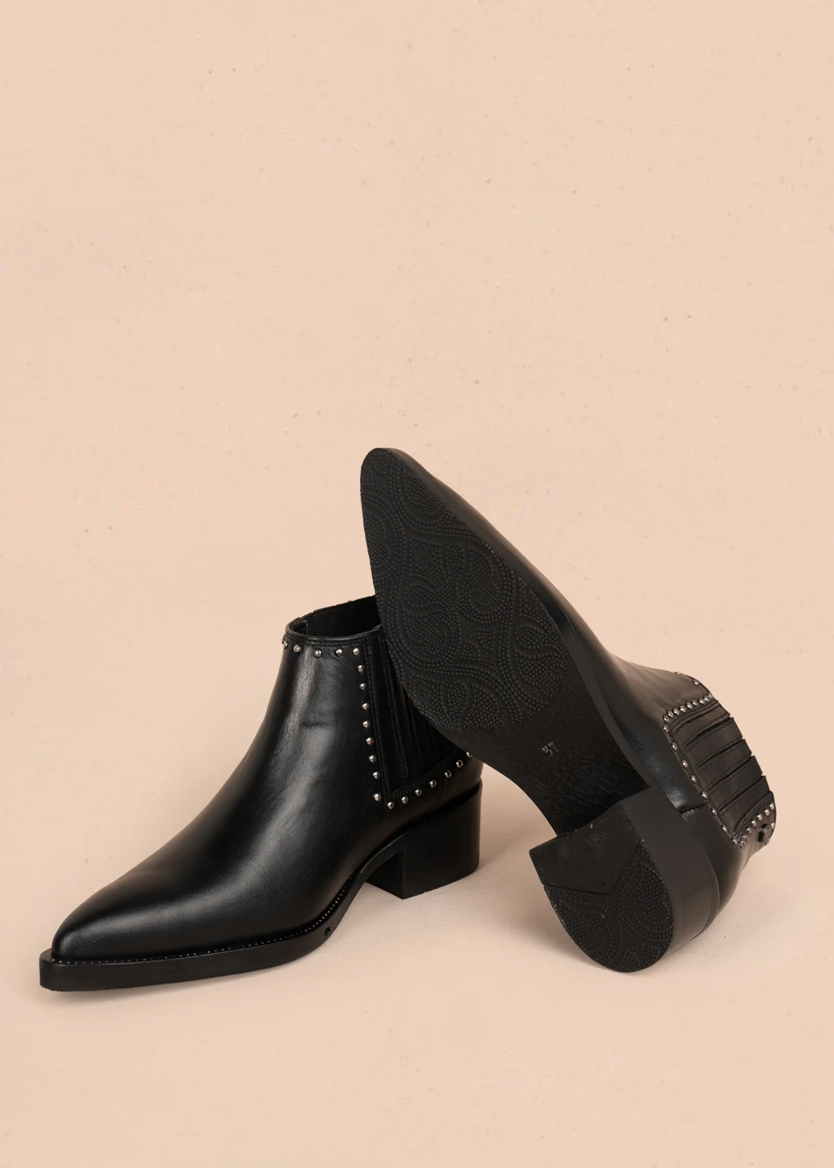 Botines en cuero color negro con taches 105957 - Image 6