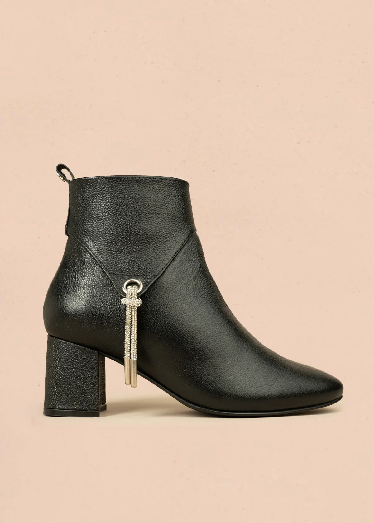 Botines de cuero color negro con ojalete y amarre lateral 106433