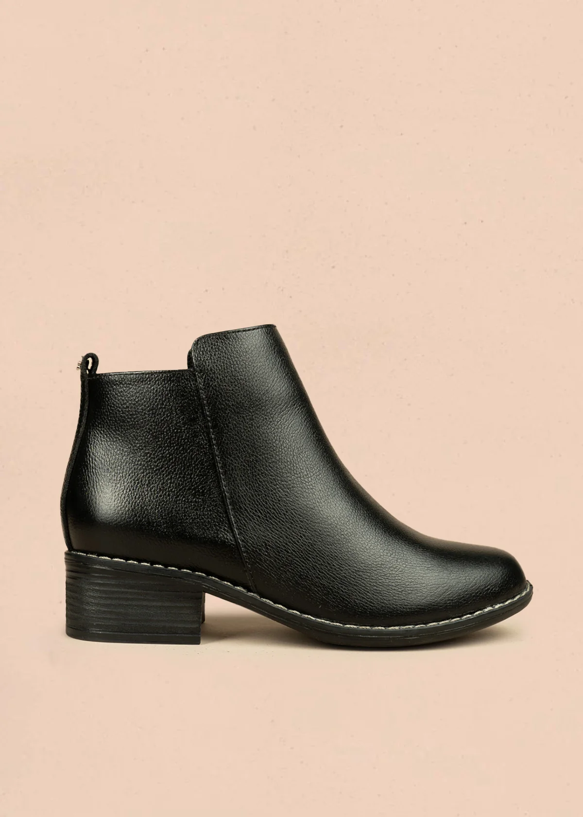 Botines de cuero color negro con cierre lateral 106436