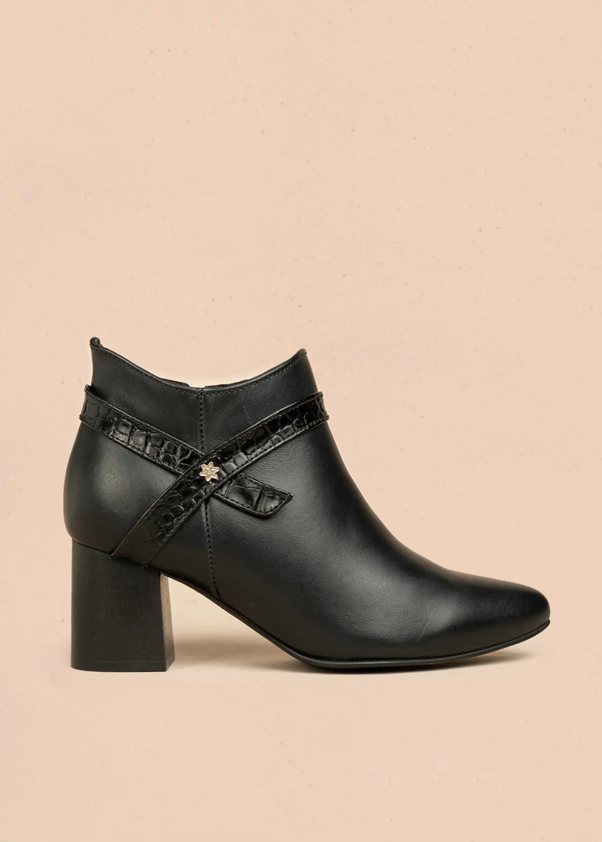 Botines de cuero color negro con correa decorativa textura reptil 106437