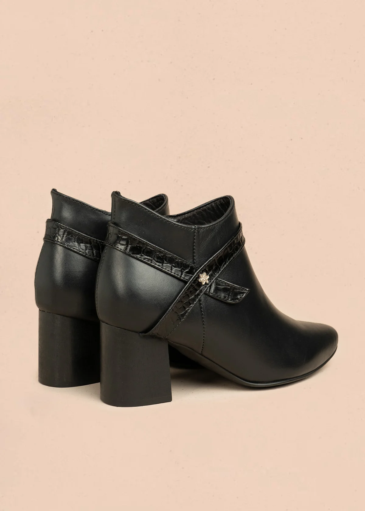 Botines de cuero color negro con correa decorativa textura reptil 106437 - Image 5
