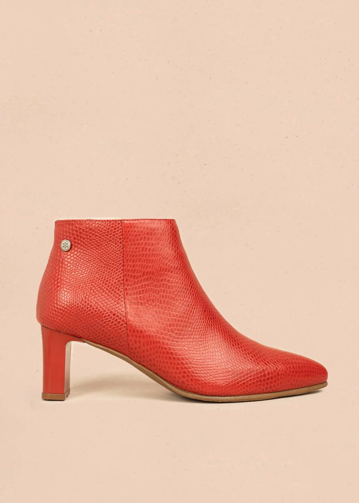 Botines en cuero color rojo con textura croco 105962