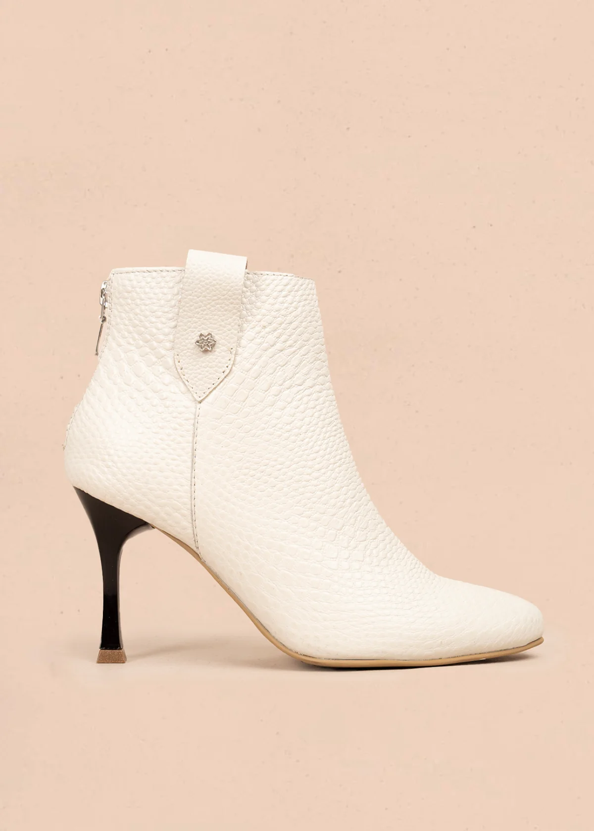 Botines en cuero color talco con textura croco 106176
