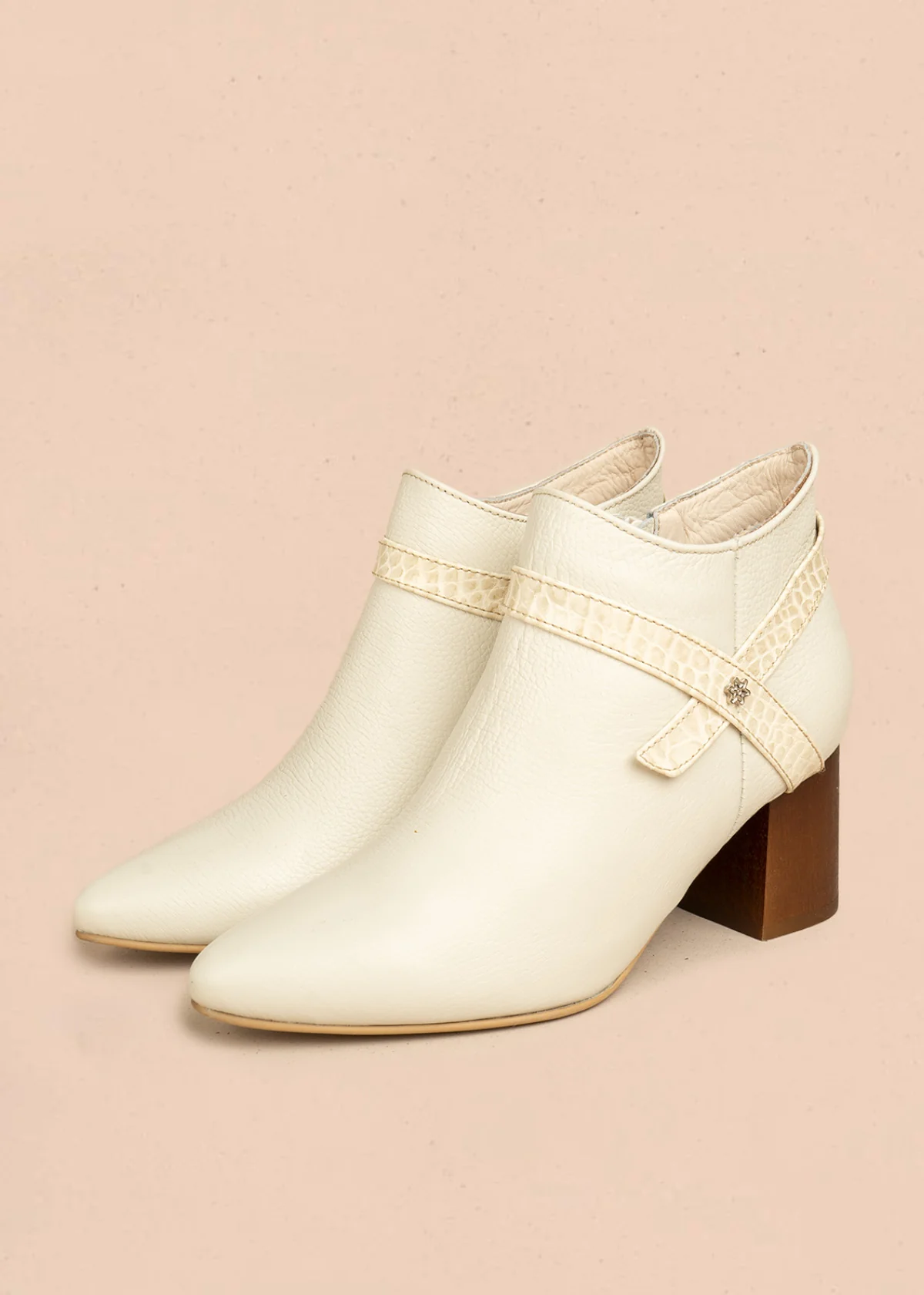 Botines de cuero color talco con correa decorativa textura reptil 106437 - Image 4