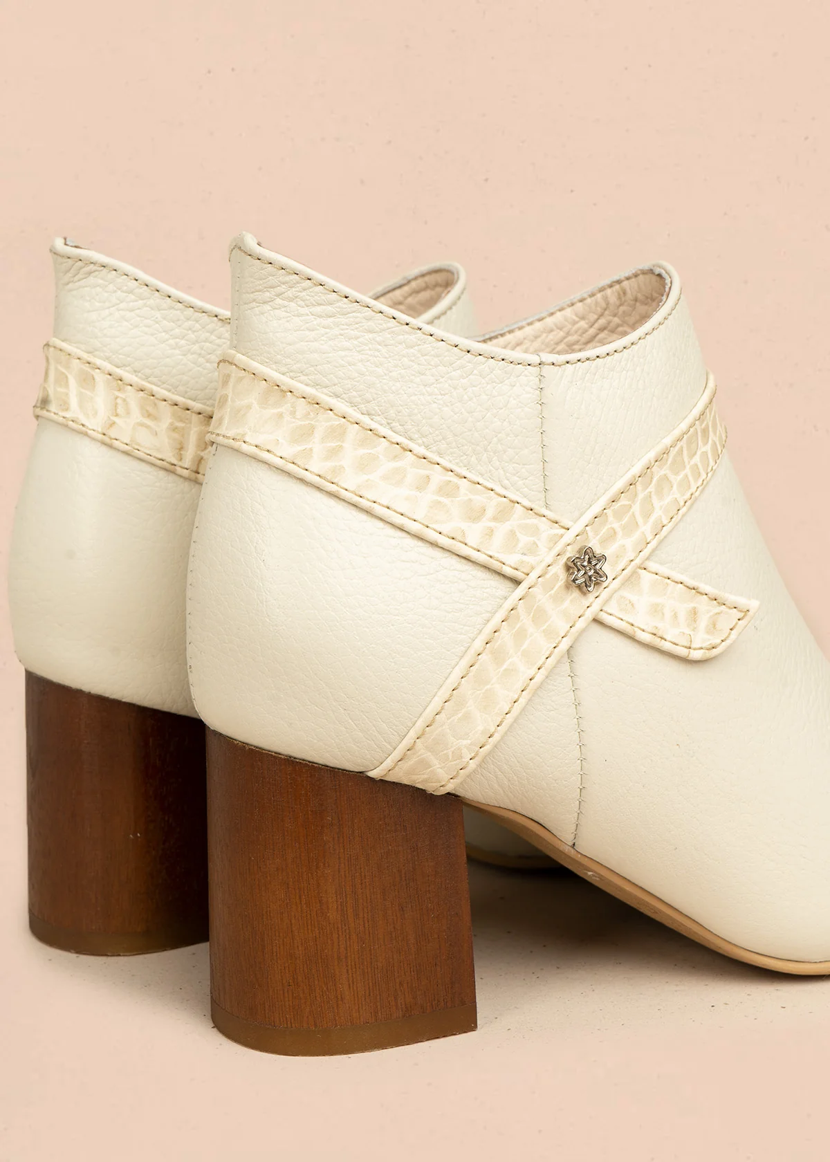 Botines de cuero color talco con correa decorativa textura reptil 106437 - Image 6