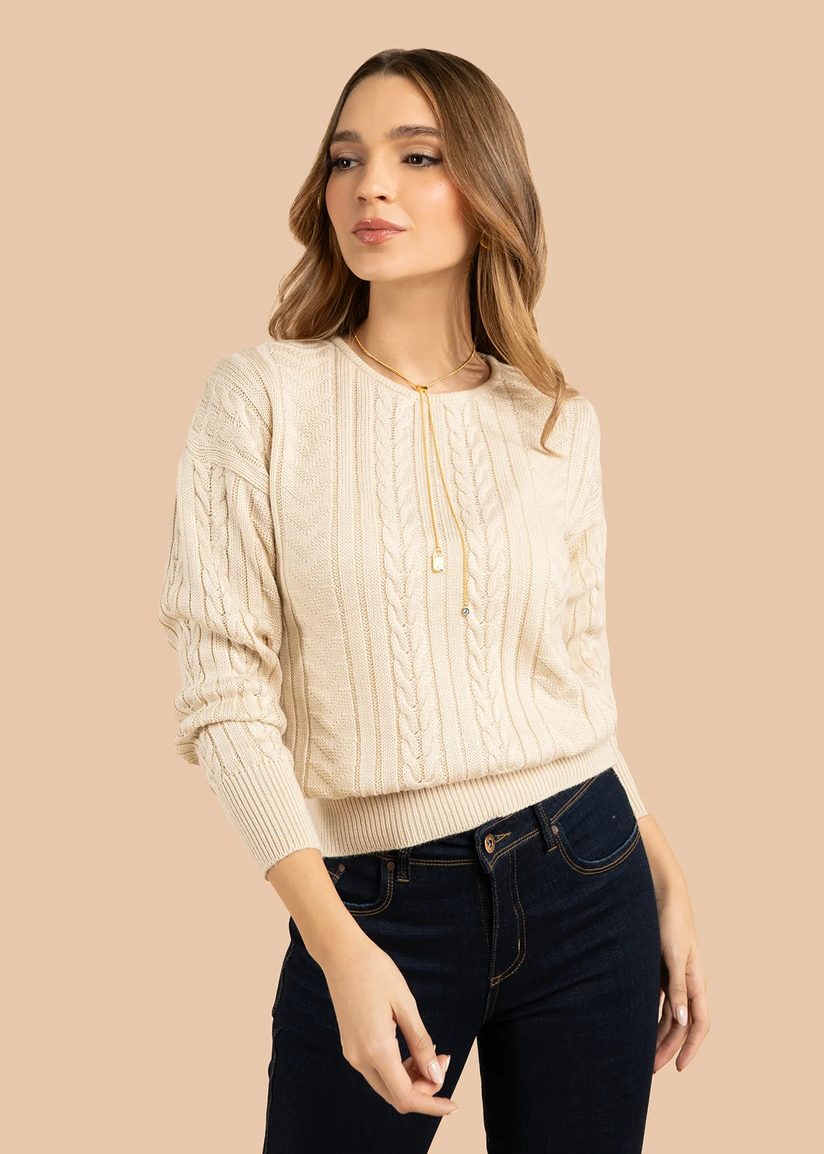 Buzo color beige con cuello redondo y textura trenzada 101932 - Image 2