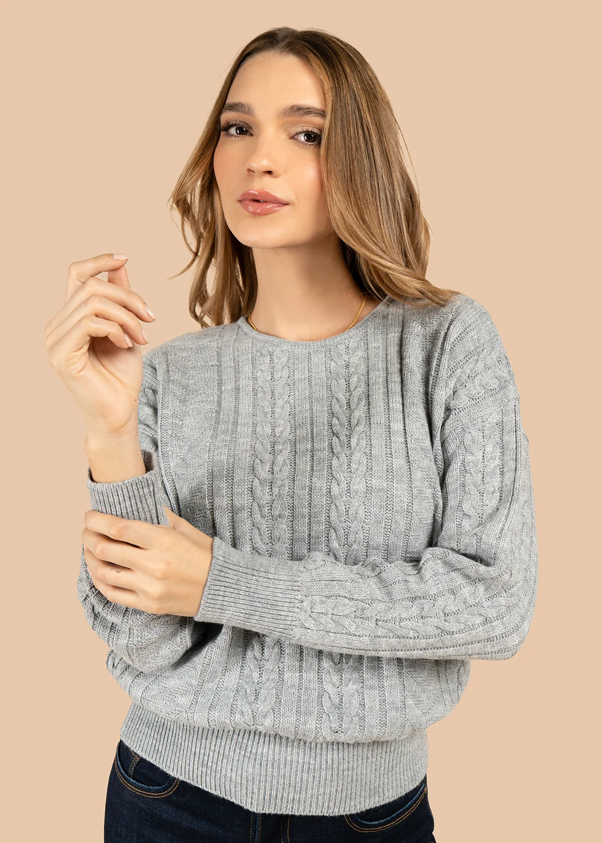 Buzo color gris con cuello redondo y textura trenzada 101932 - Image 2