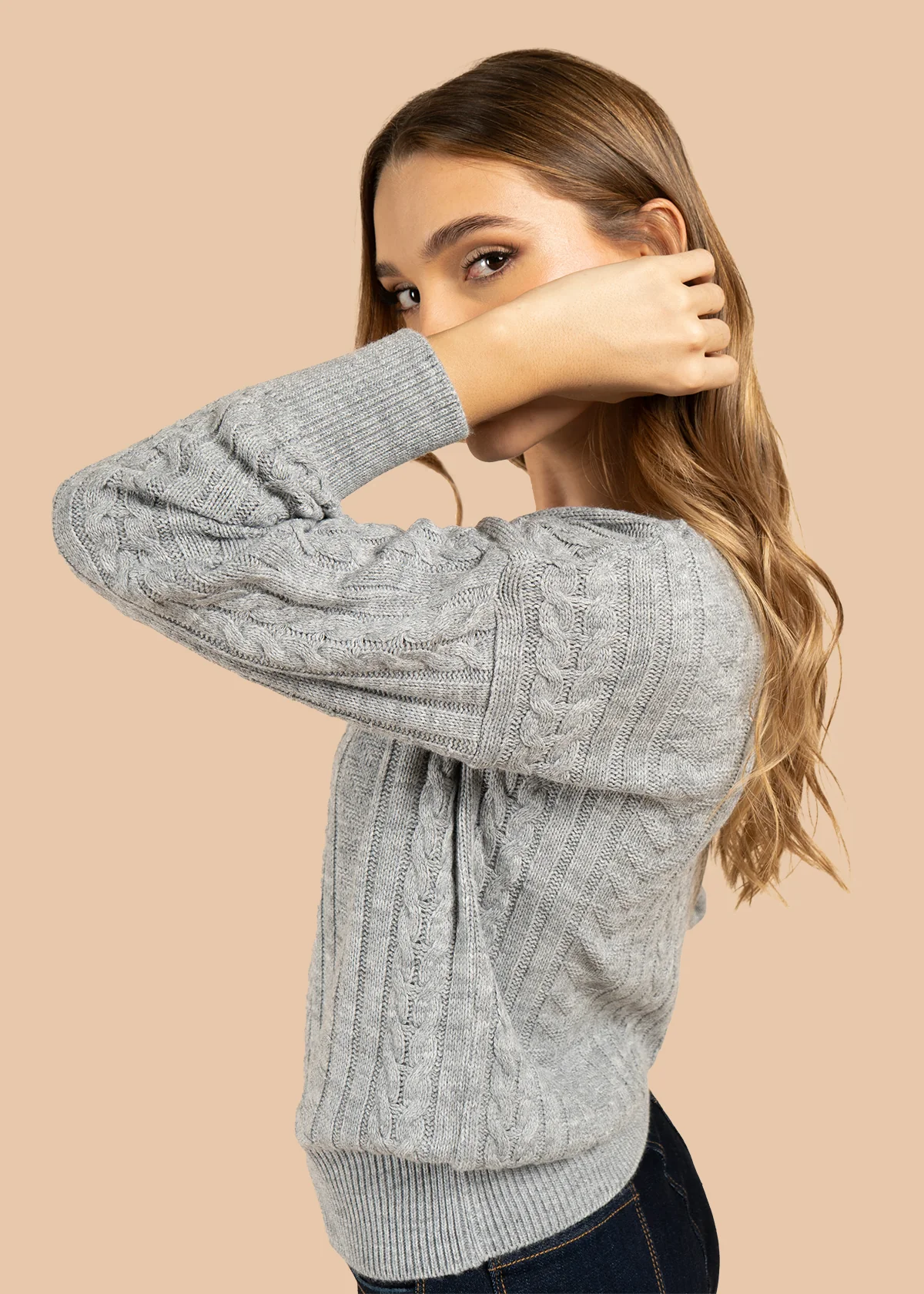 Buzo color gris con cuello redondo y textura trenzada 101932 - Image 5