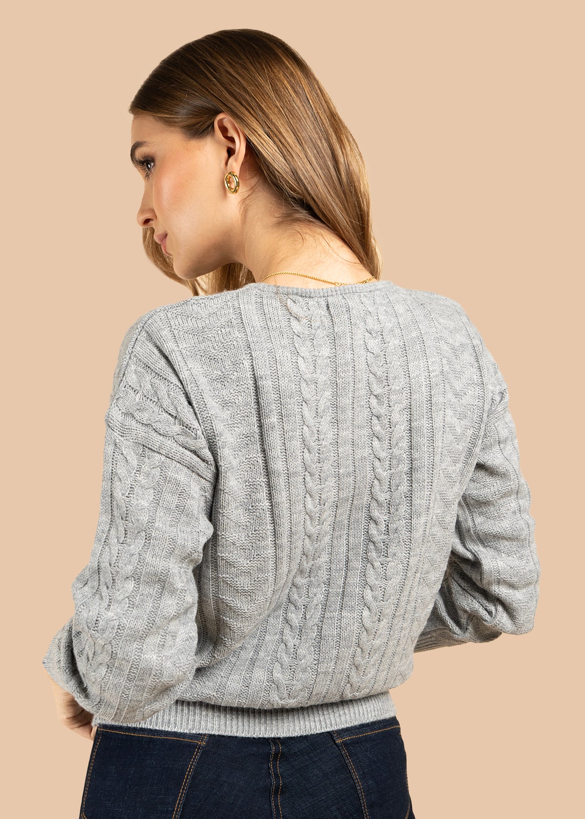 Buzo color gris con cuello redondo y textura trenzada 101932 - Image 6