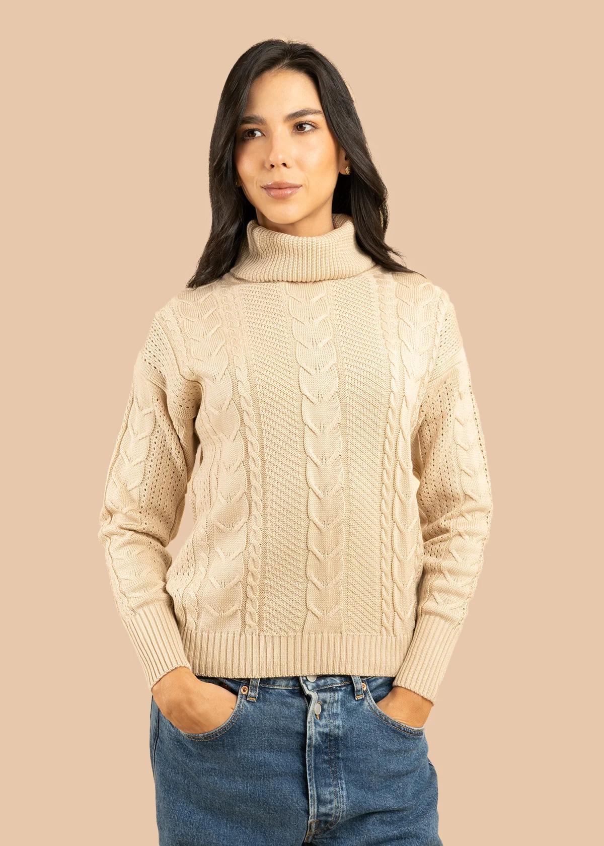 Buzo color beige con cuello tortuga y trenzado 106757