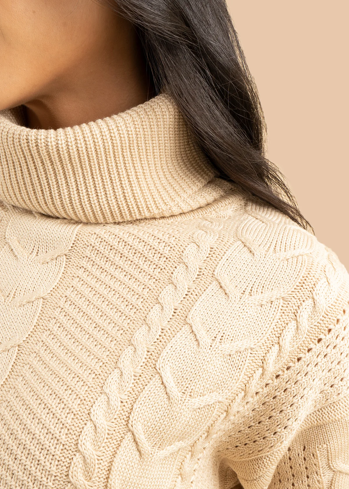 Buzo color beige con cuello tortuga y trenzado 106757 - Image 3