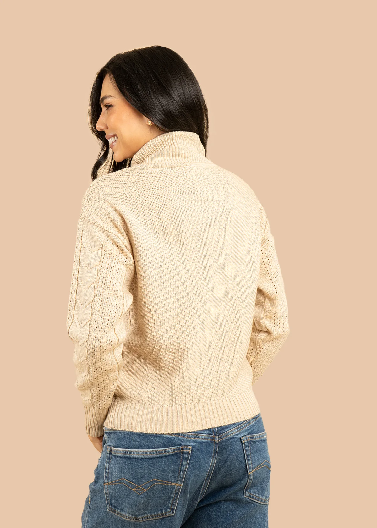 Buzo color beige con cuello tortuga y trenzado 106757 - Image 4