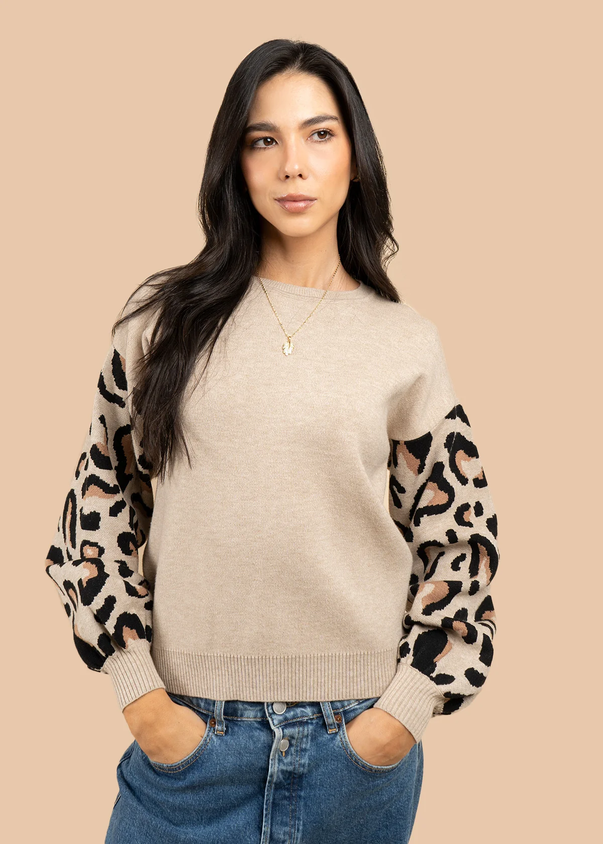 Buzo color beige con mangas animal print 106758