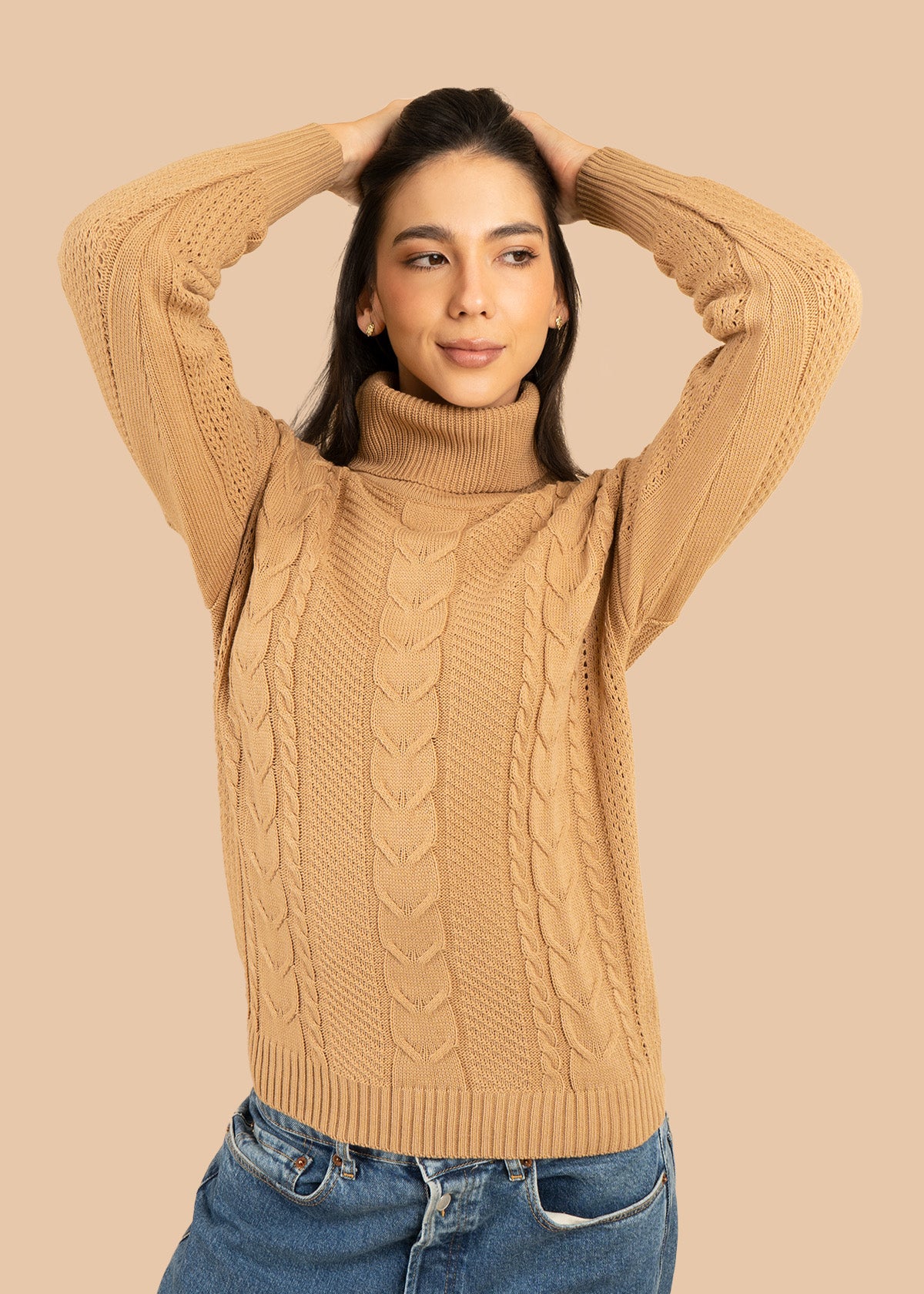 Buzo color camel con cuello tortuga y trenzado 106757 - Image 2