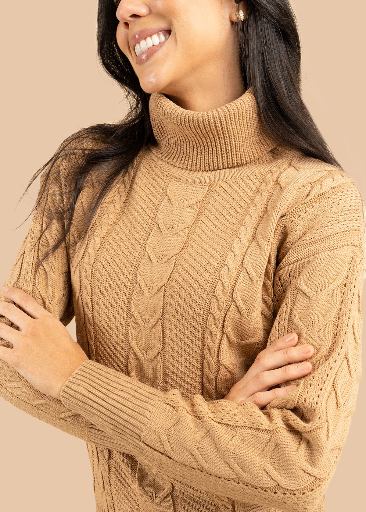 Buzo color camel con cuello tortuga y trenzado 106757 - Image 3