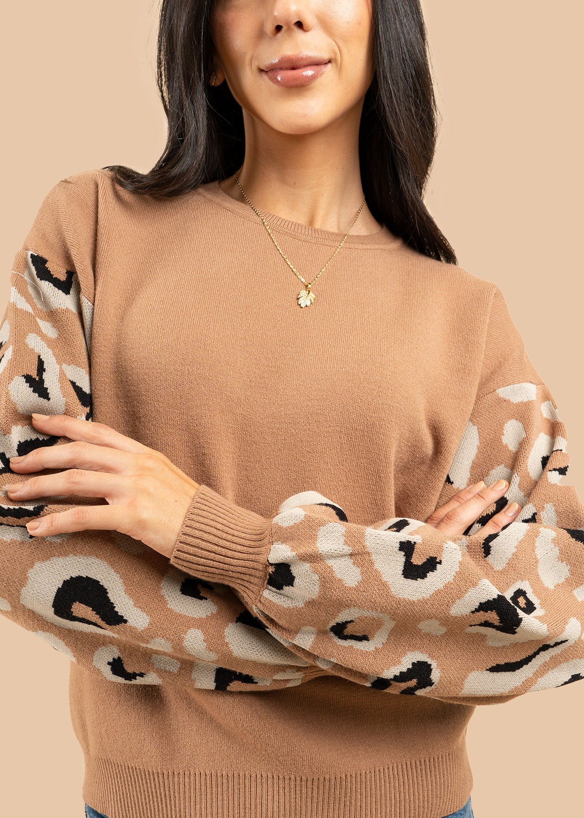 Buzo color camel con mangas animal print 106758 - Image 2