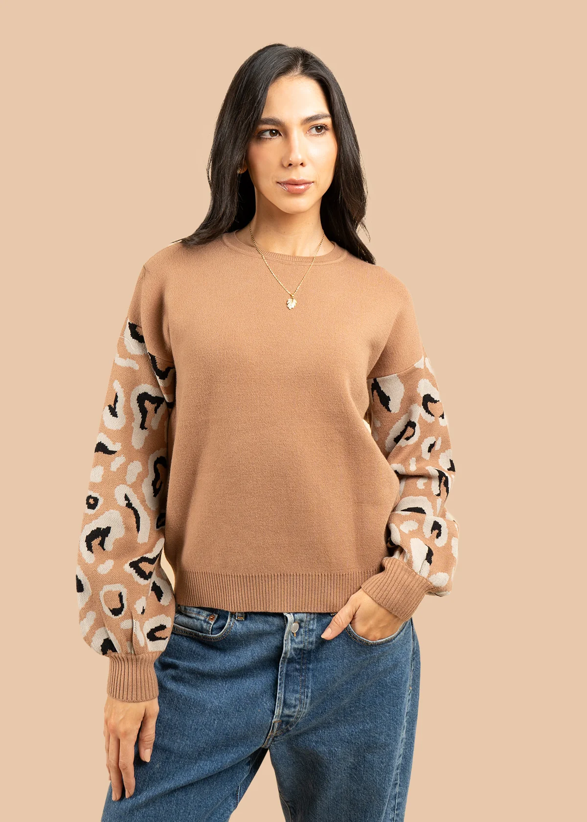 Buzo color camel con mangas animal print 106758 - Image 3