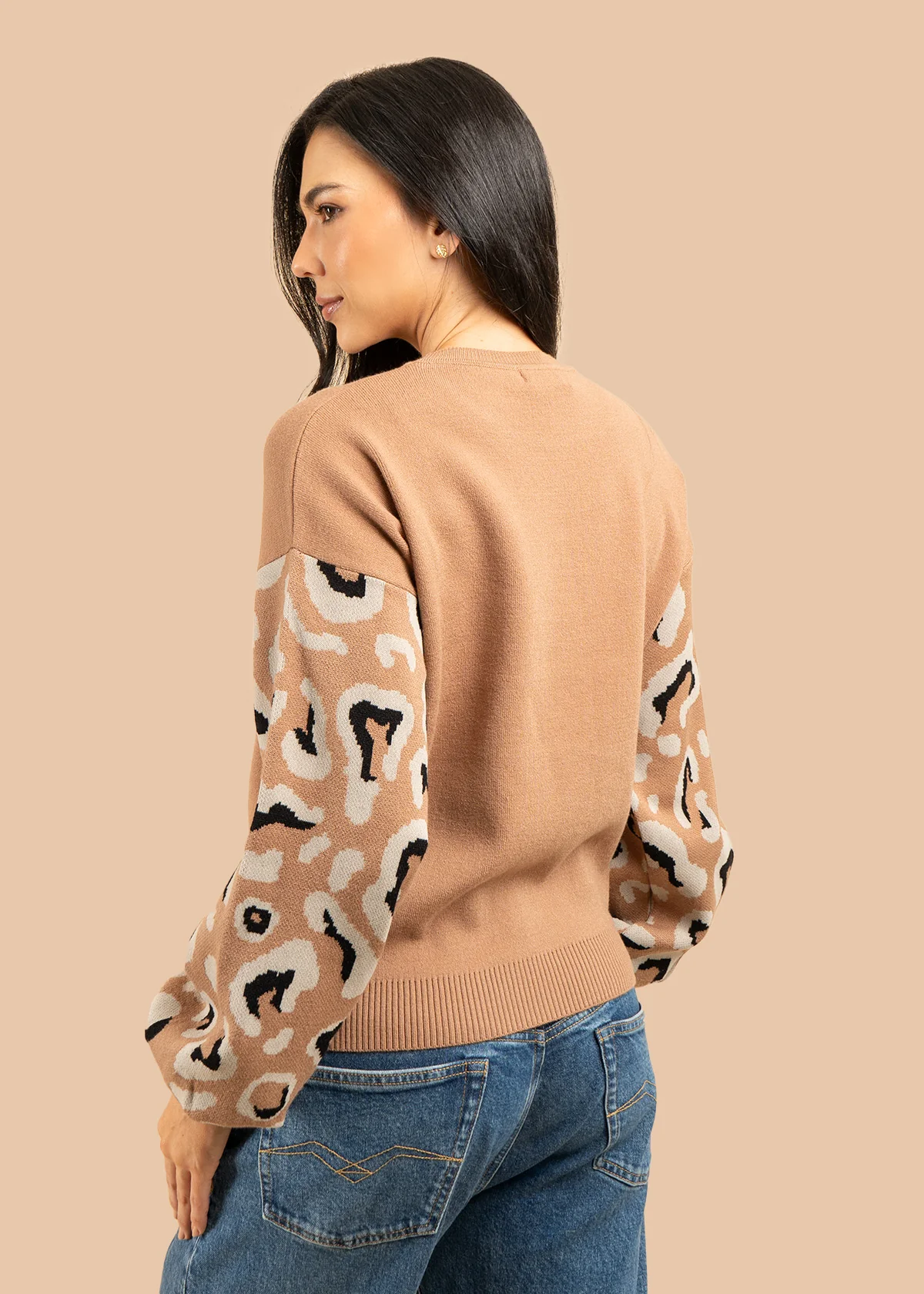 Buzo color camel con mangas animal print 106758 - Image 4
