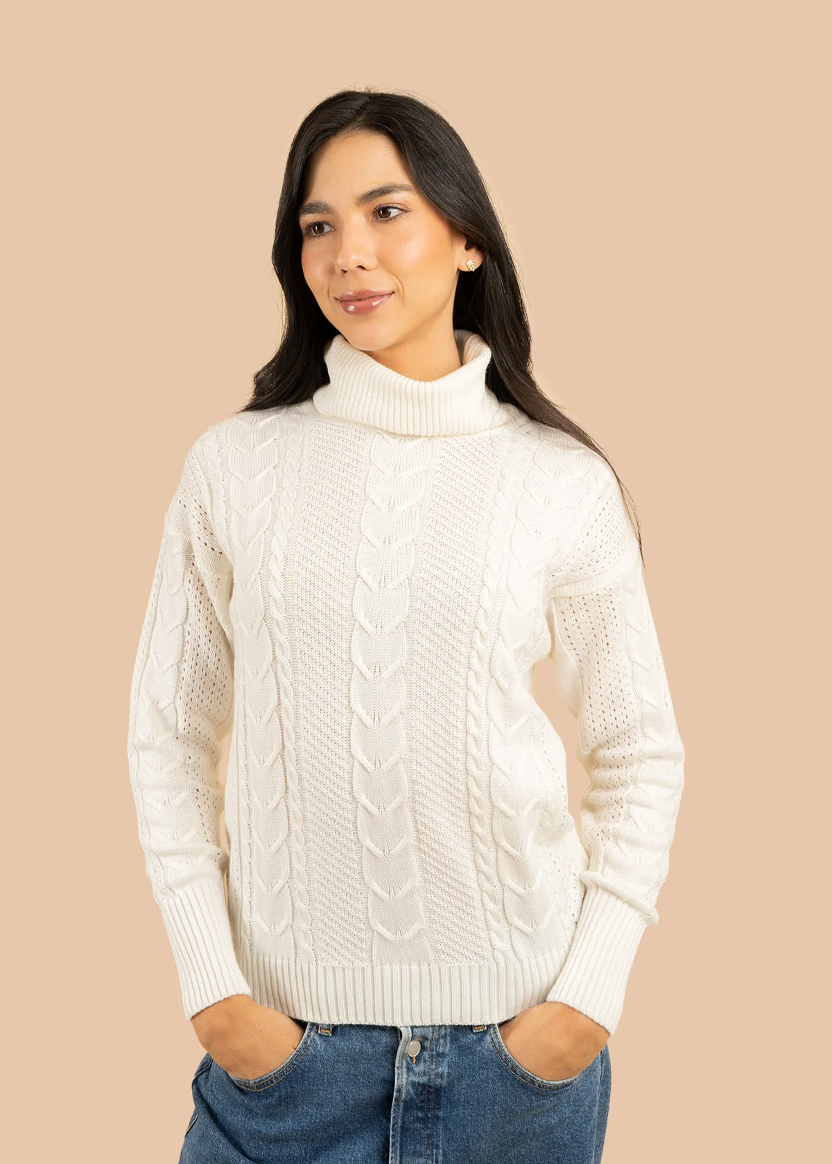 Buzo color marfil con cuello tortuga y trenzado 106757
