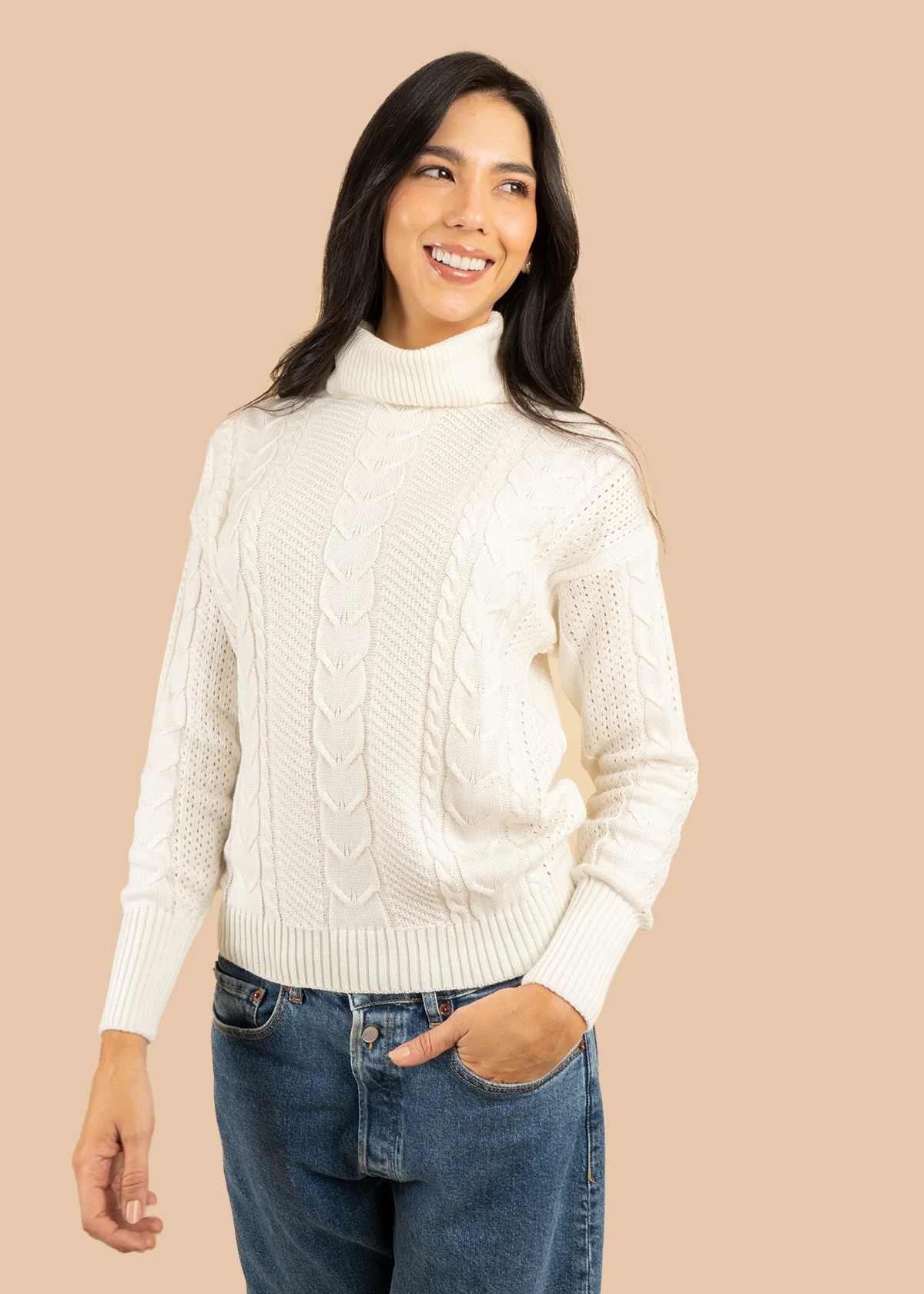 Buzo color marfil con cuello tortuga y trenzado 106757 - Image 2
