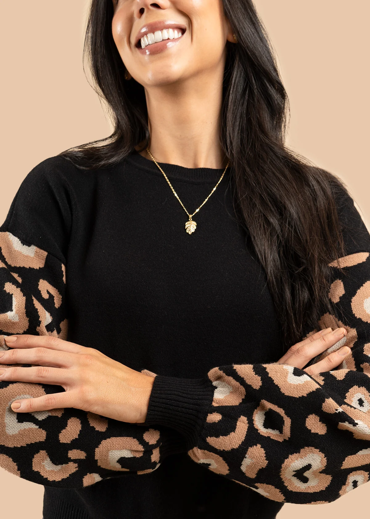 Buzo color negro con mangas animal print 106758 - Image 2