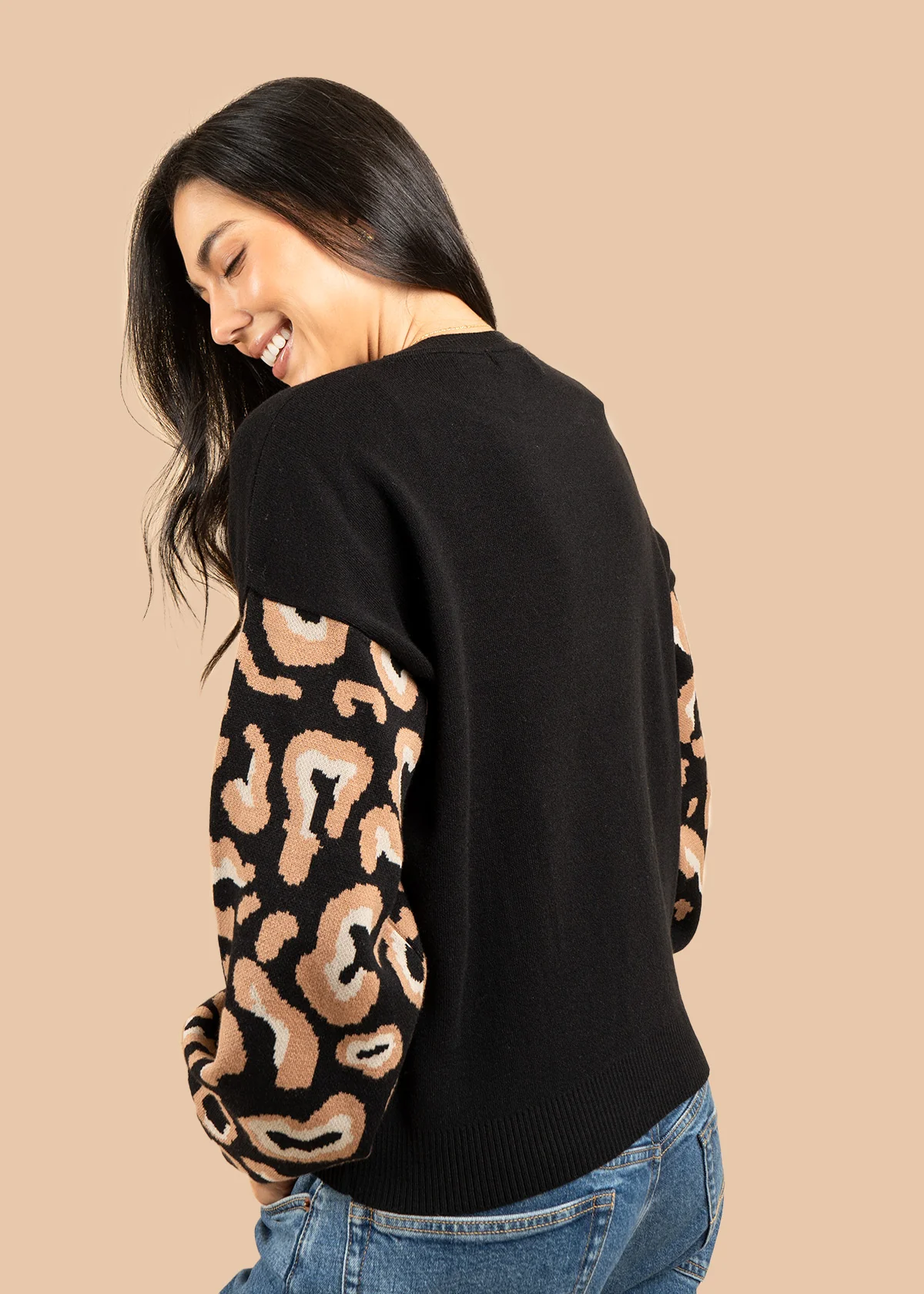 Buzo color negro con mangas animal print 106758 - Image 3