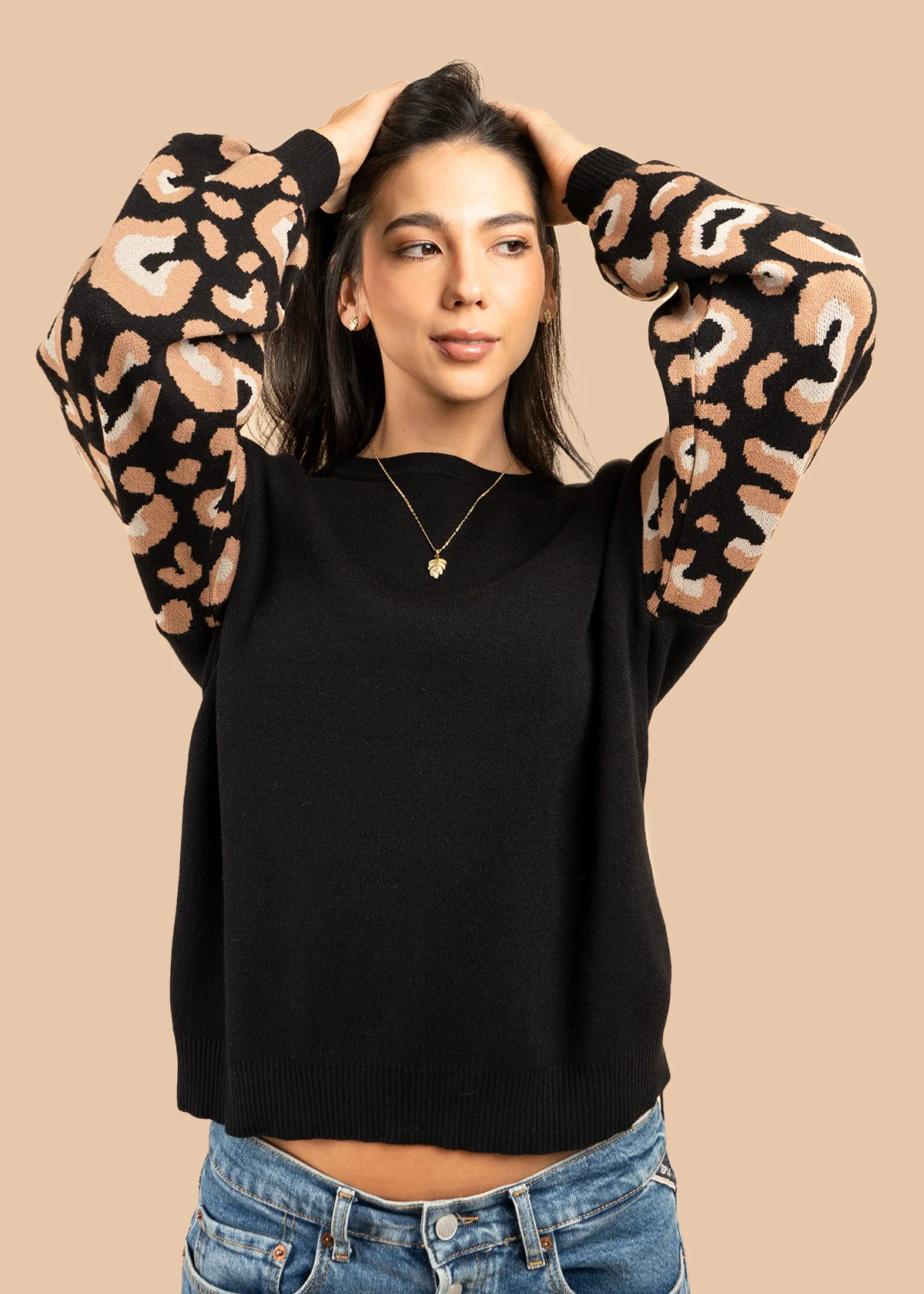 Buzo color negro con mangas animal print 106758 - Image 4