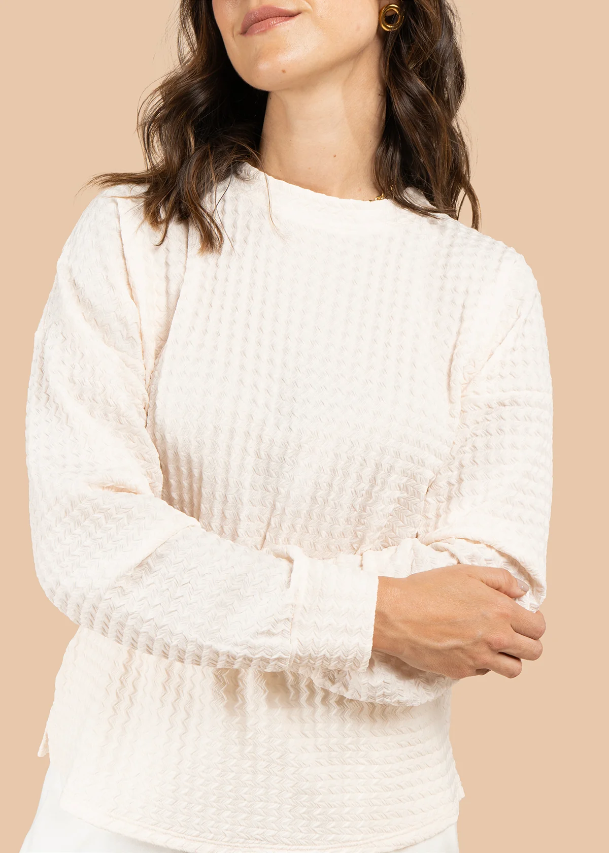 Buzo con textura waffle y cuello alto suave color arena 105885 - Image 6