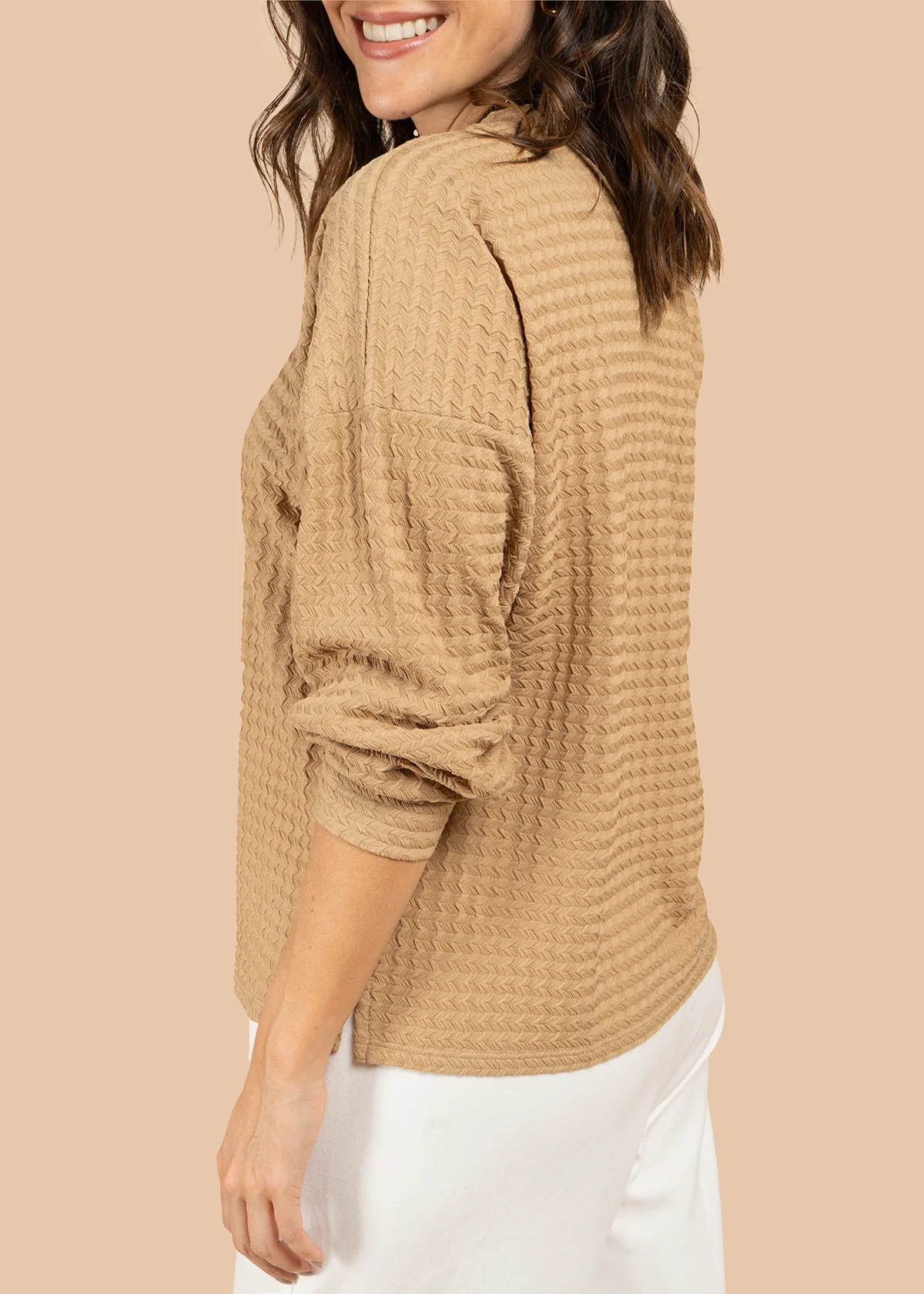 Buzo con textura waffle y cuello alto suave color moca 105885 - Image 5