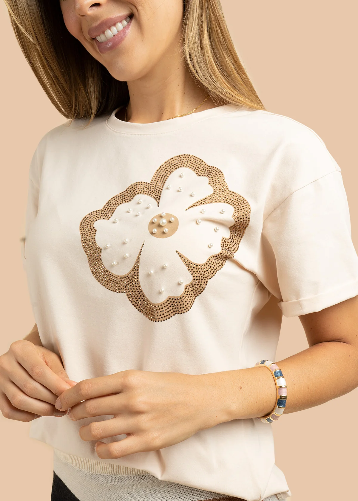 Camiseta color beige con estampado de flor y perlas 106388 - Image 4