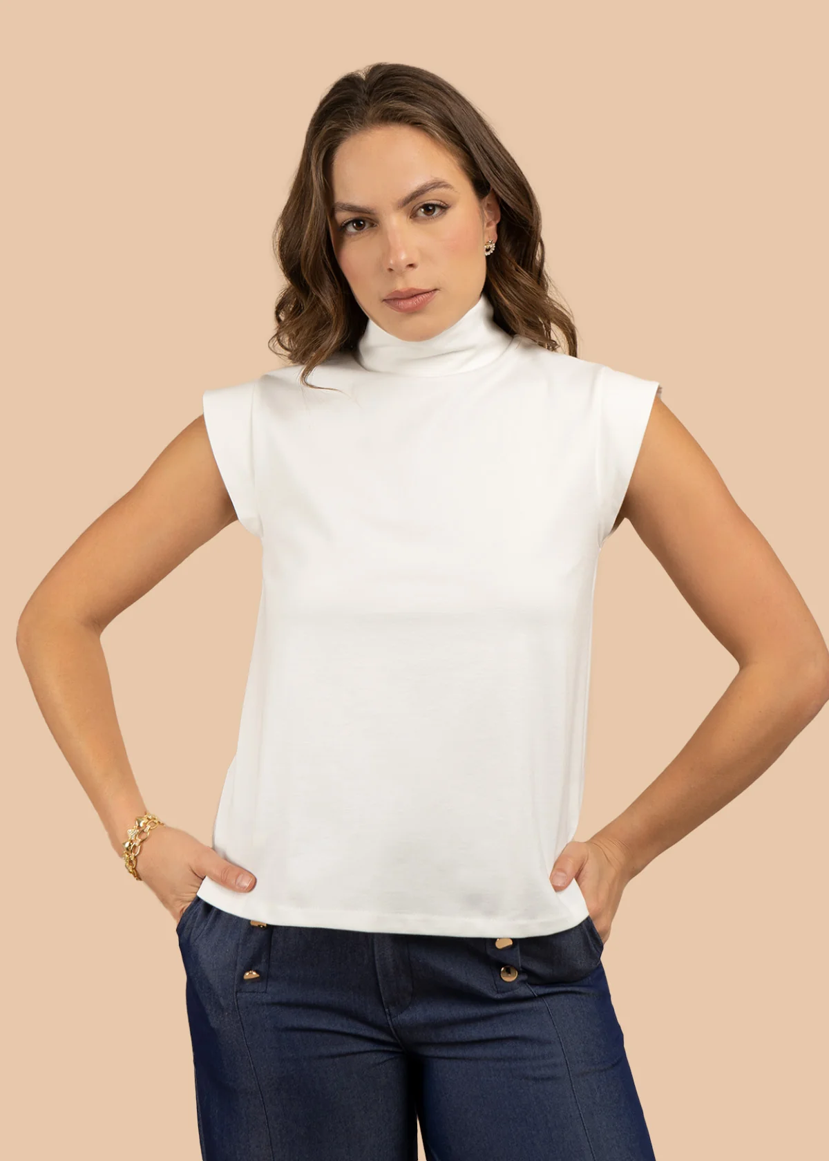 Blusa color blanco con cuello alto y manga sisa 106303