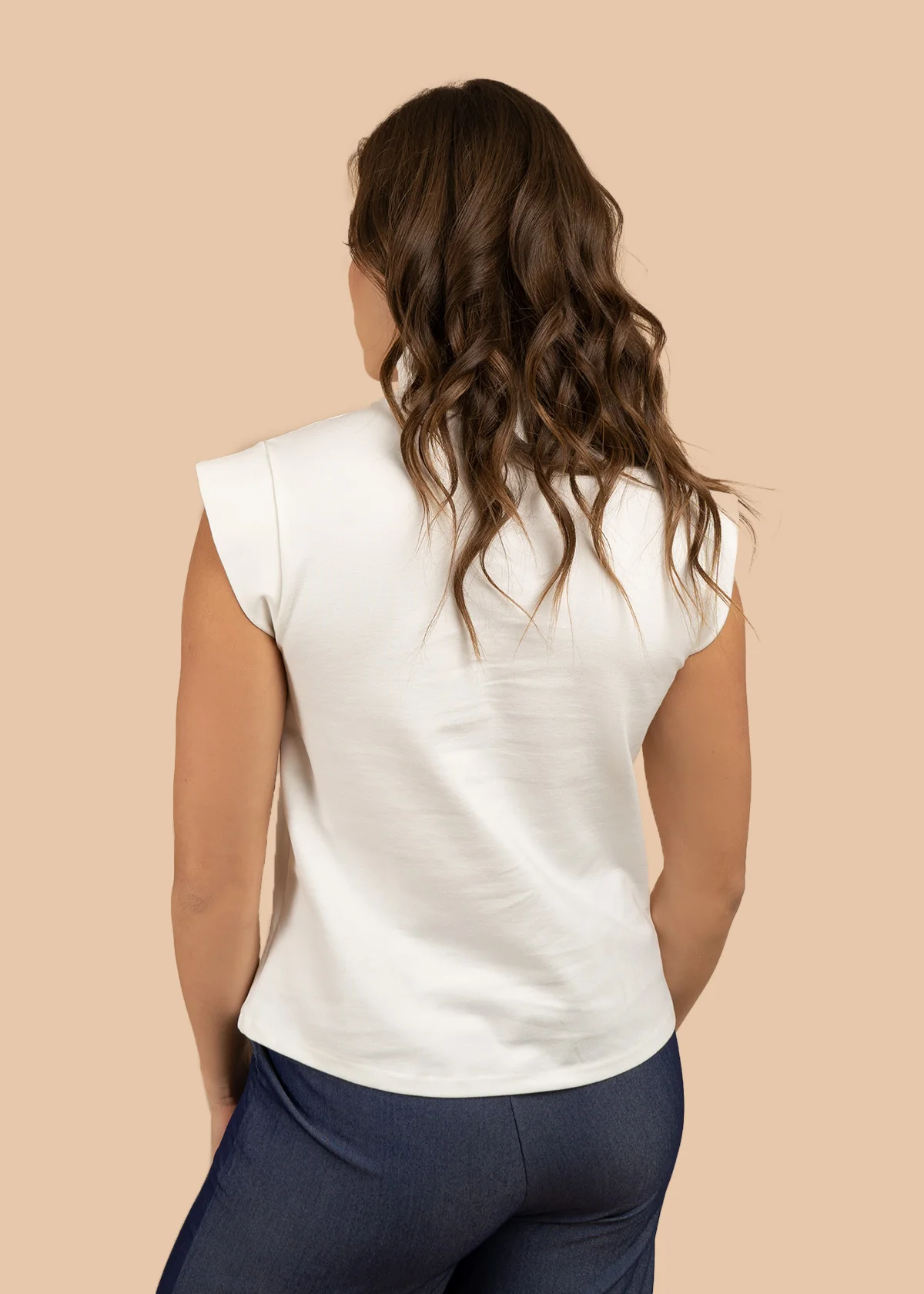 Blusa color blanco con cuello alto y manga sisa 106303 - Image 2