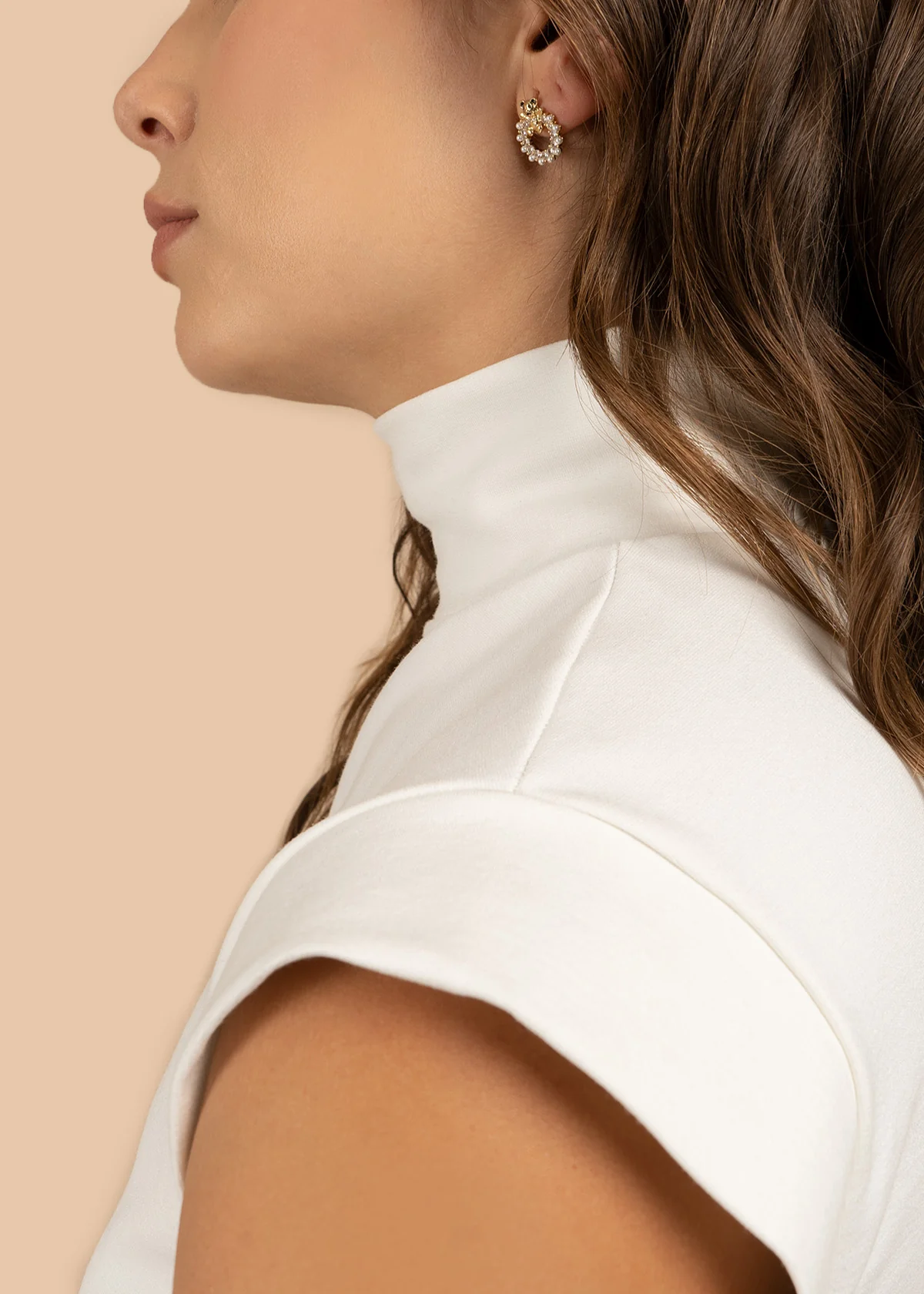 Blusa color blanco con cuello alto y manga sisa 106303 - Image 3