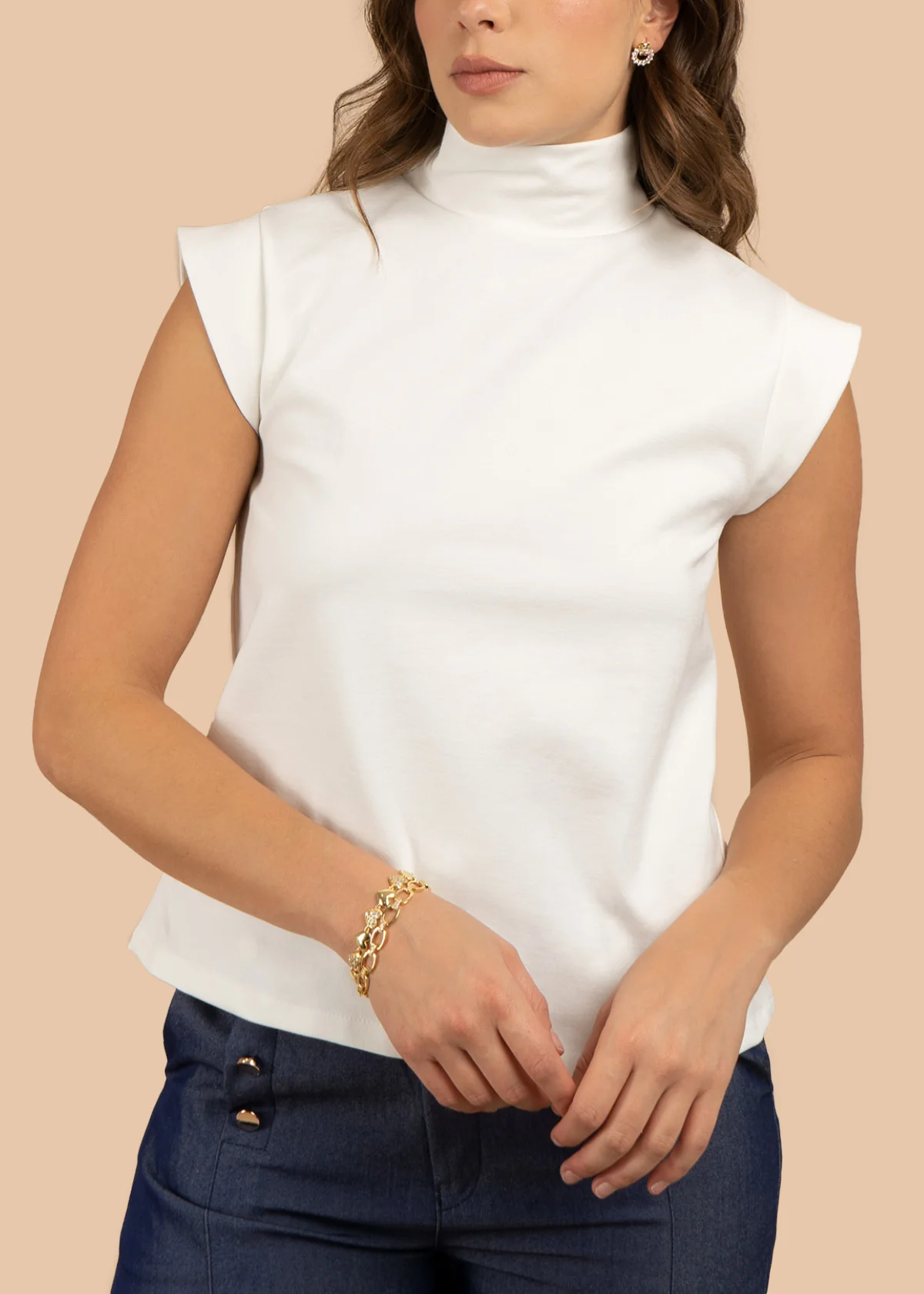 Blusa color blanco con cuello alto y manga sisa 106303 - Image 4