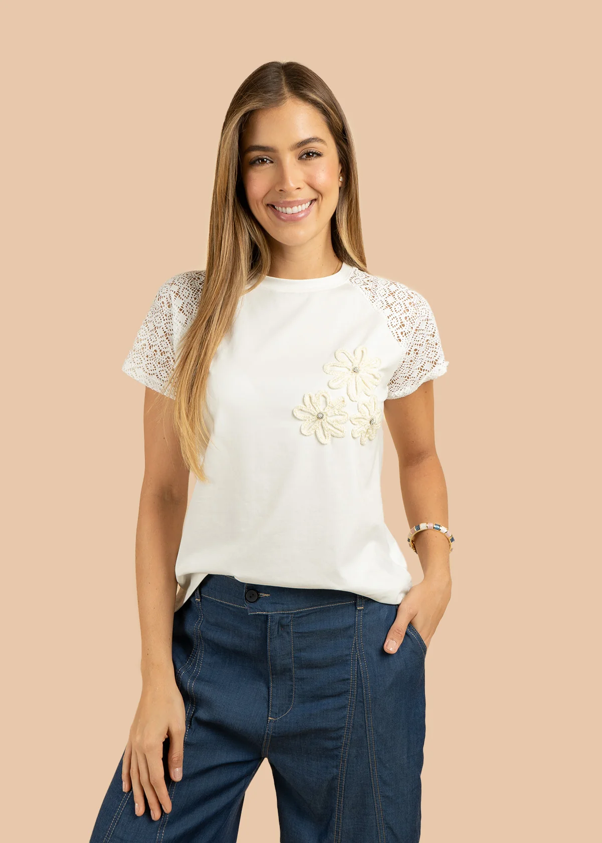 Camiseta color blanco con mangas y bordado en crochet 106387