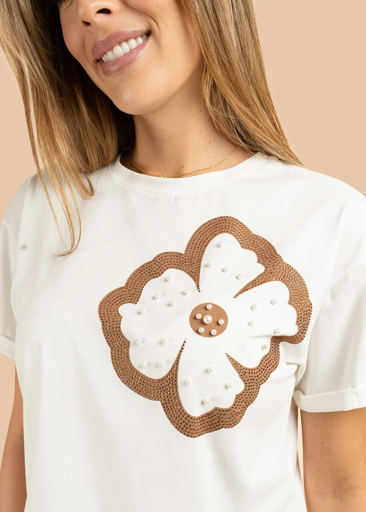 Camiseta color blanco con estampado de flor y perlas 106388 - Image 3