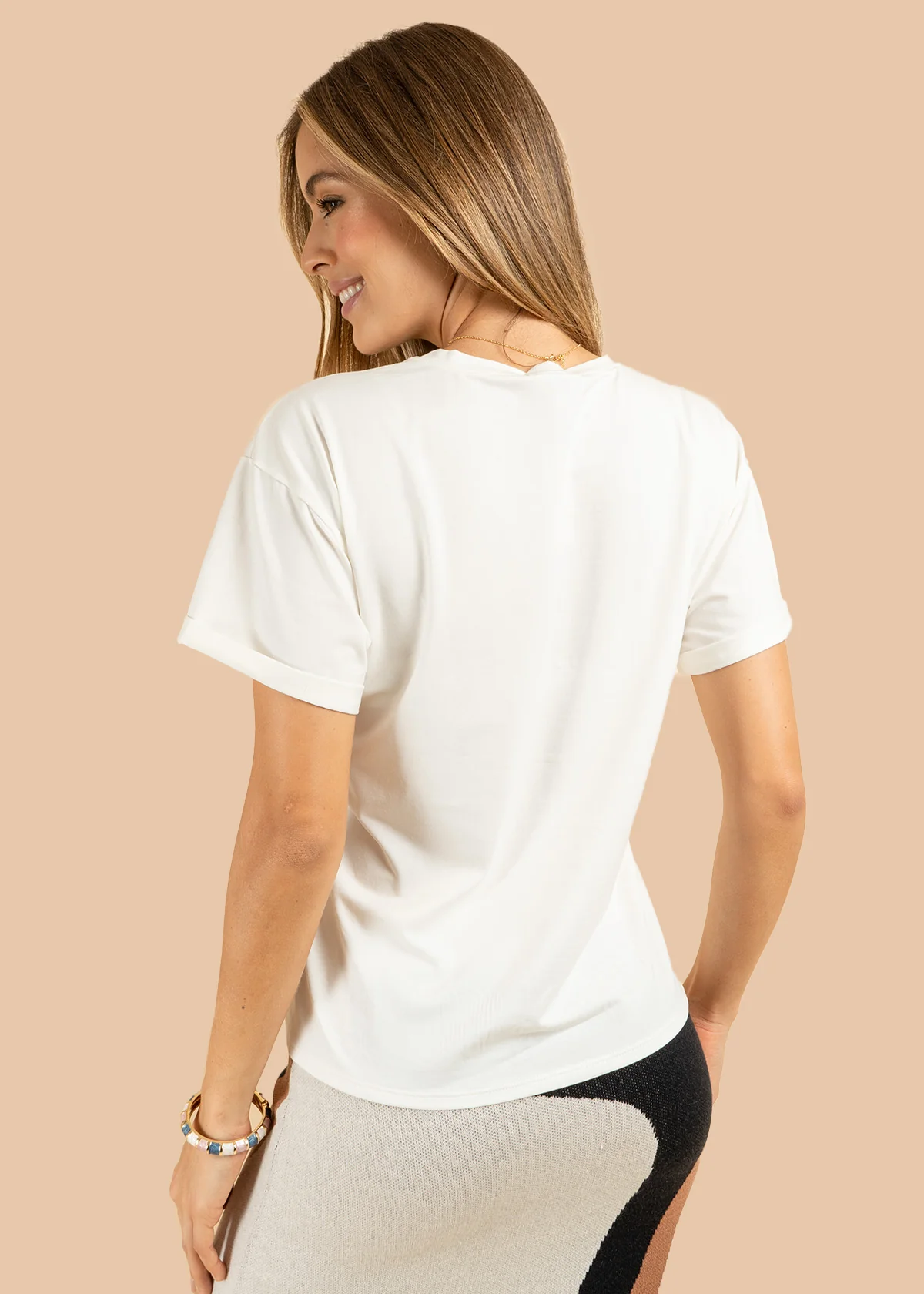 Camiseta color blanco con estampado de flor y perlas 106388 - Image 5