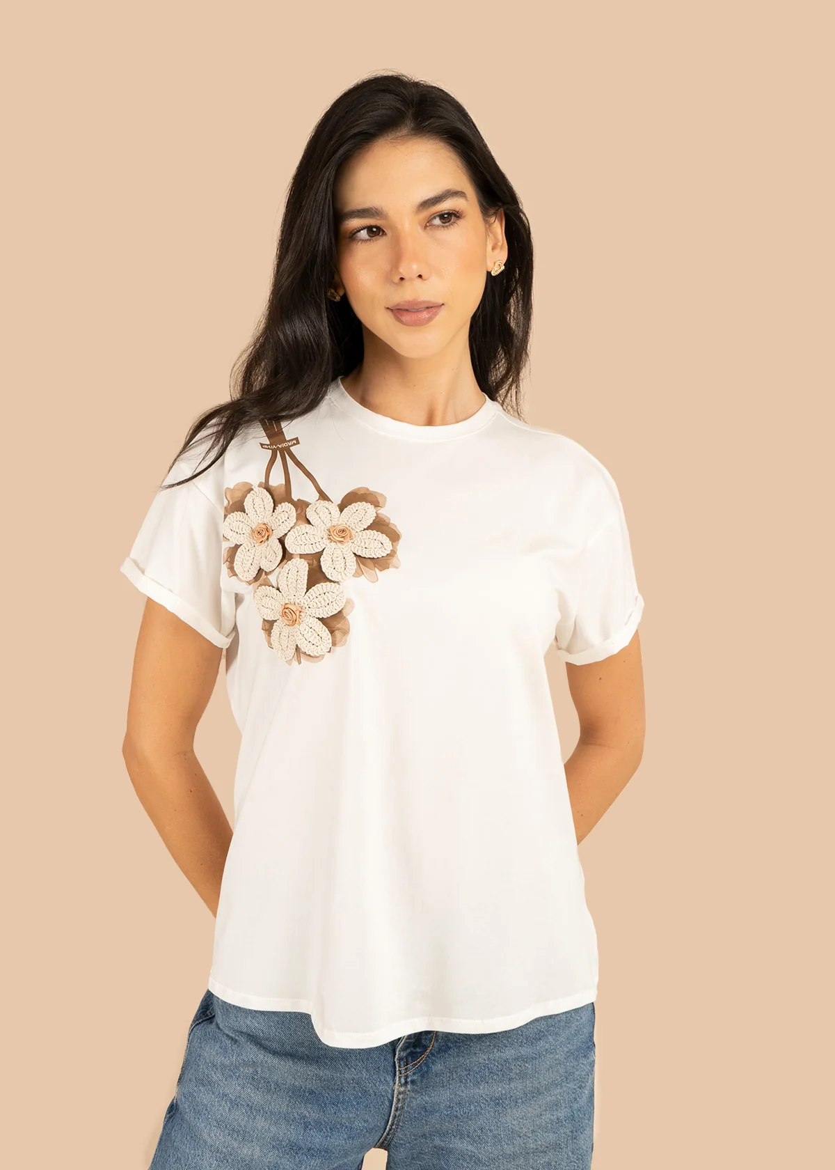 Camiseta color blanco con flores bordadas en crochet 106225 - Image 5