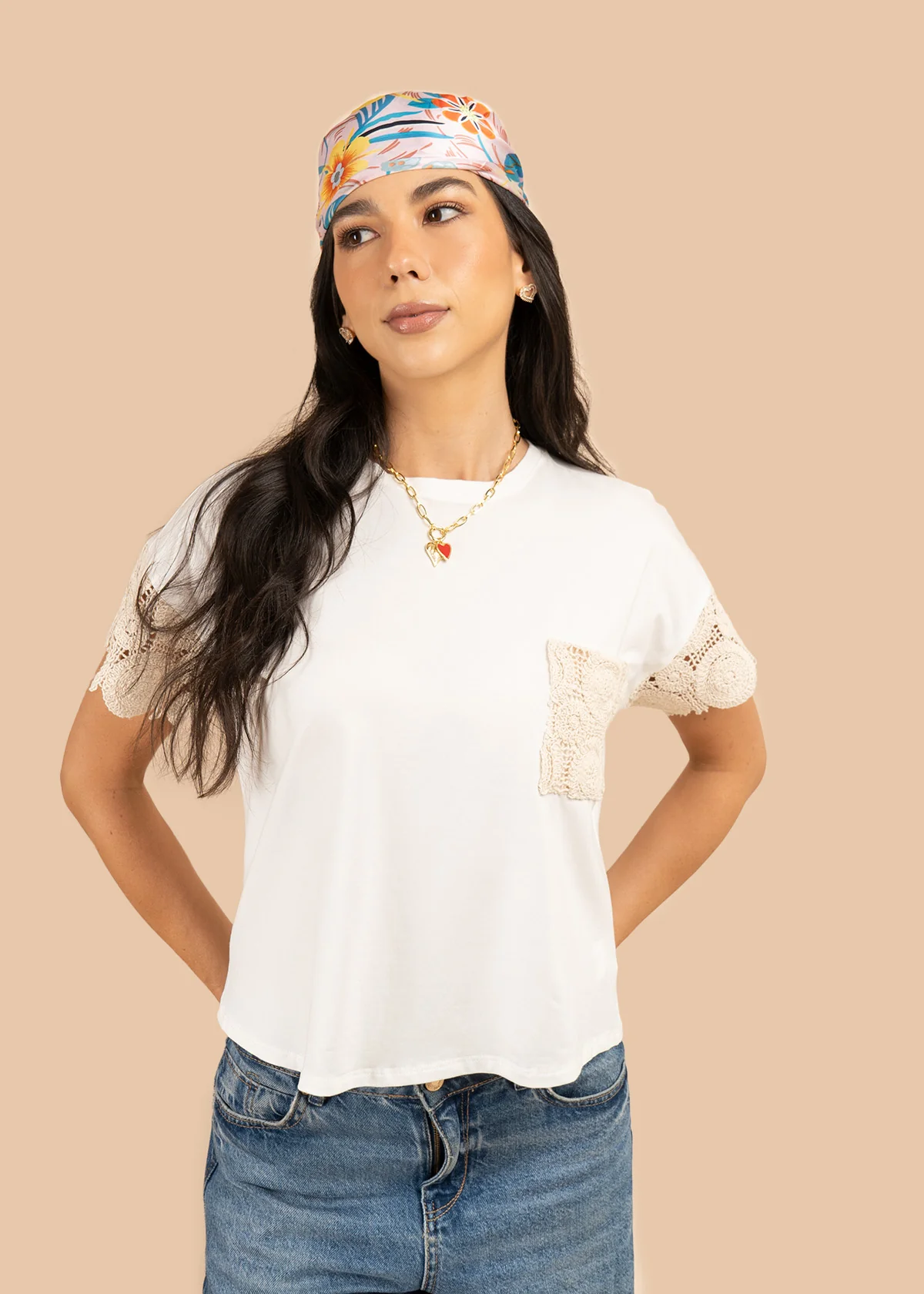 Camiseta básica color blanco con bolsillo y mangas bordadas 106226