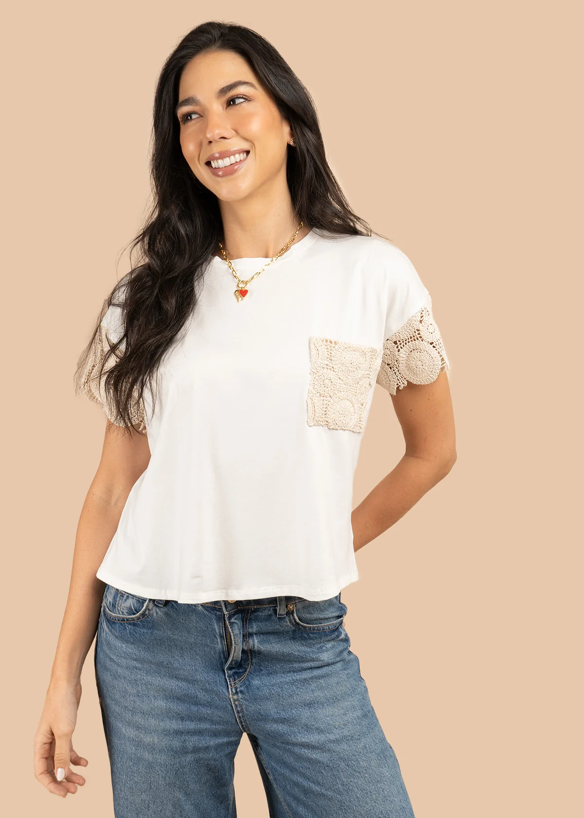 Camiseta básica color blanco con bolsillo y mangas bordadas 106226 - Image 3