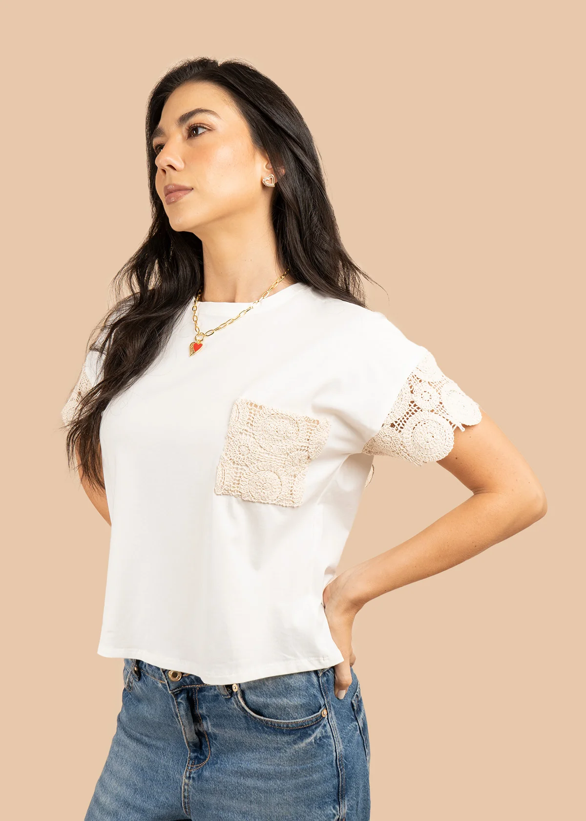 Camiseta básica color blanco con bolsillo y mangas bordadas 106226 - Image 6
