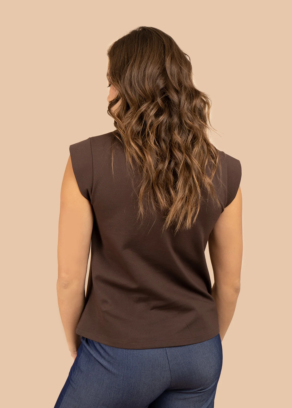 Blusa color café con cuello alto y manga sisa 106303 - Image 4